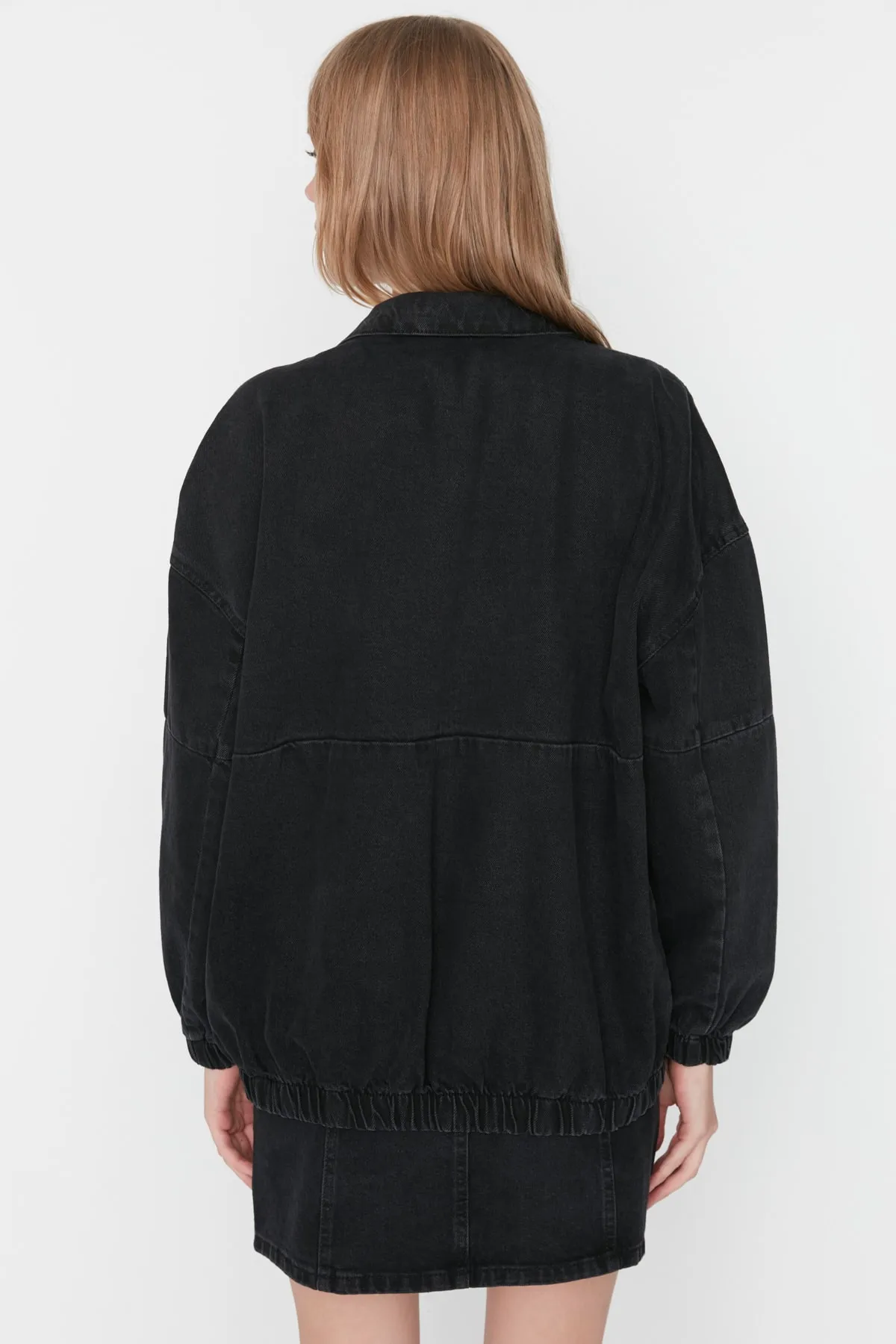 Trendyol Collection  Schwarze Oversize-Bomber-Jeansjacke mit Reißverschluss TWOAW23CE00213