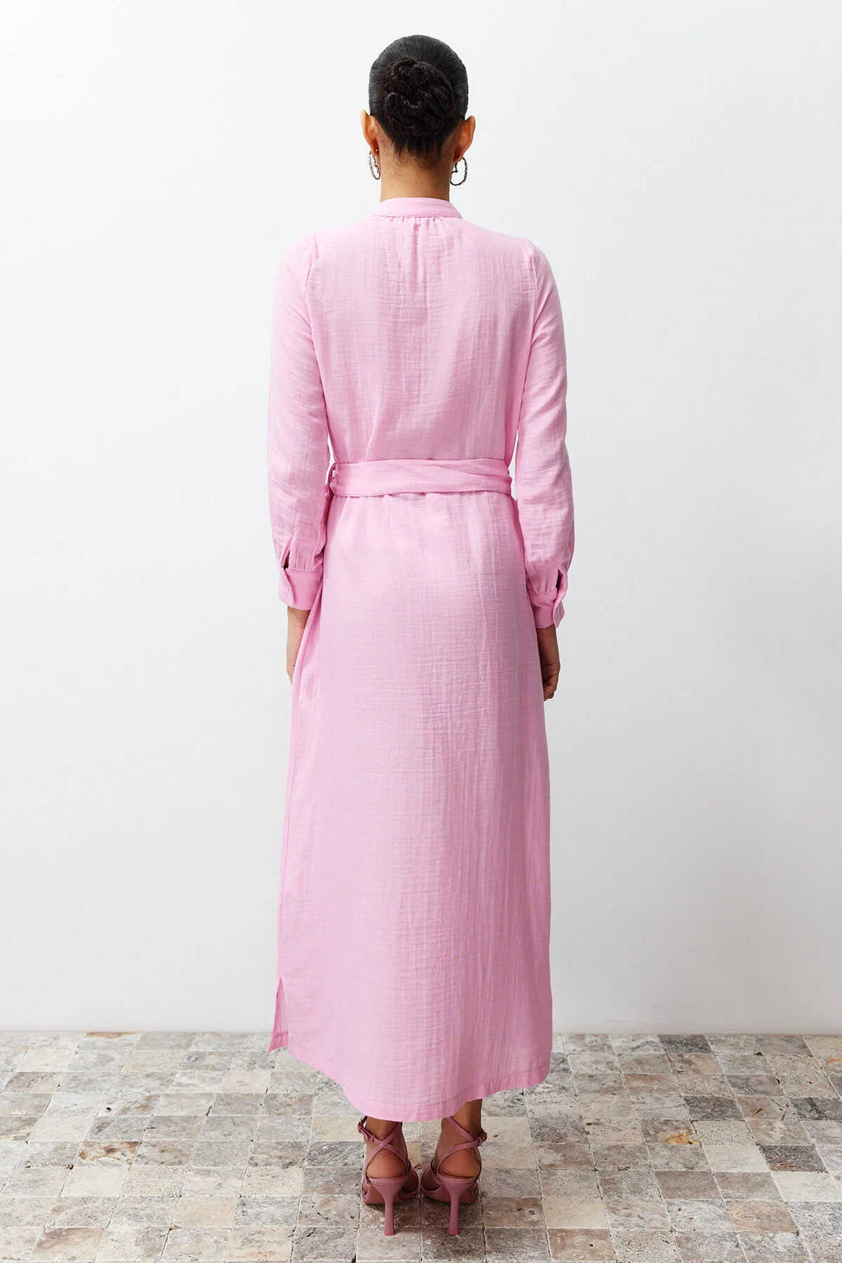 Trendyol Modest  Rosa Hemdkleid aus schlichtem Webstoff mit Vergrößerungskragen und Gürtel TCTSS24EB00127