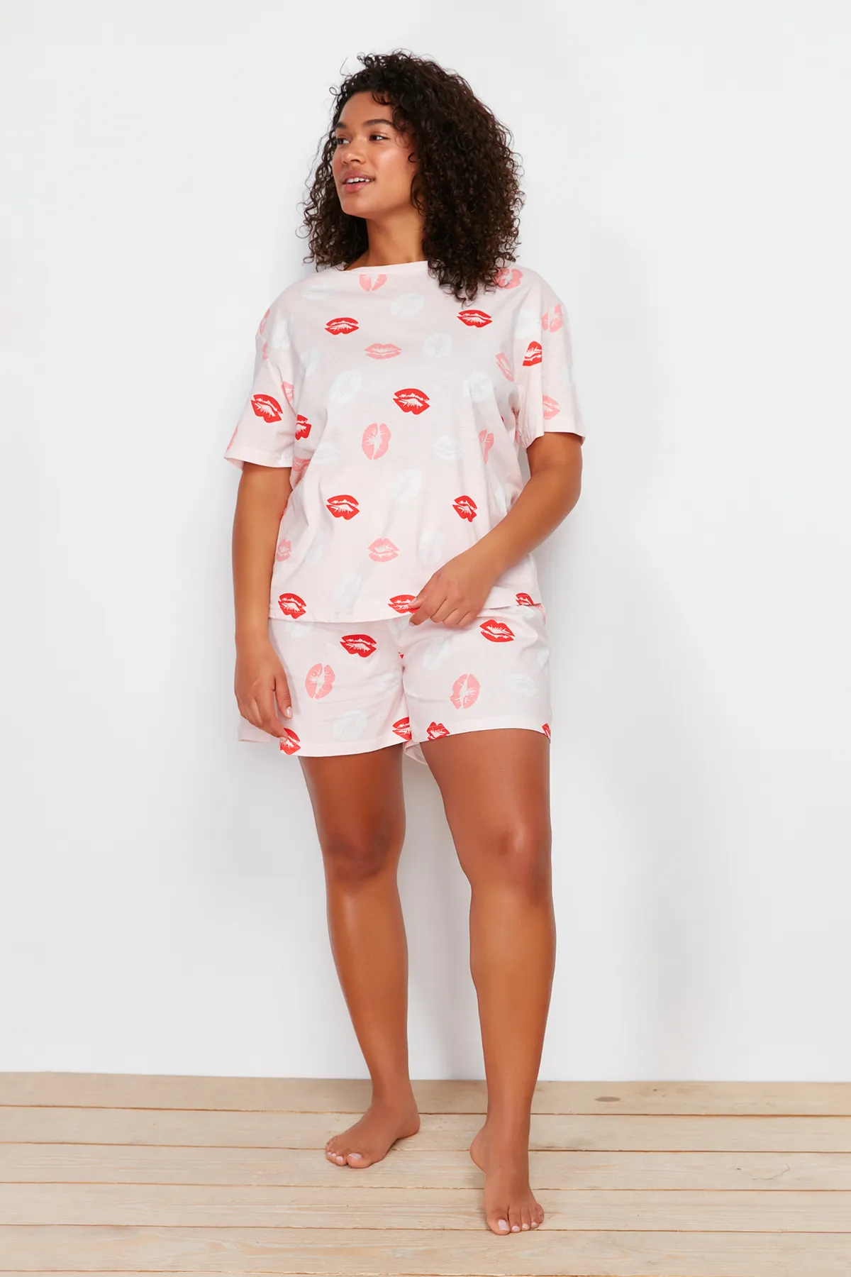 Trendyol Curve  Mehrfarbig gemustertes Strick-Pyjama-Set TBBSS24AI00040