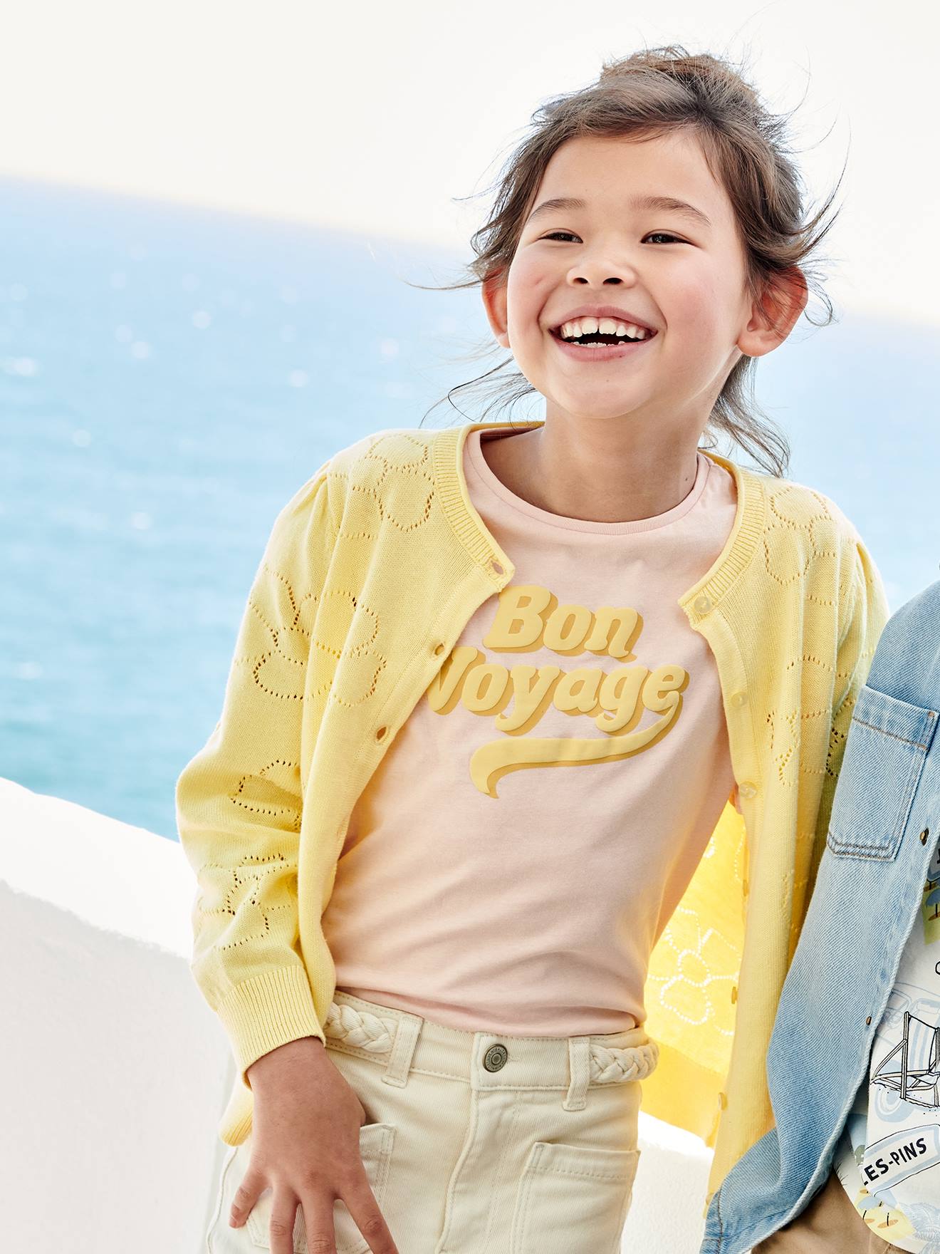 Gilet maille ajourée motifs fleurs fille jaune