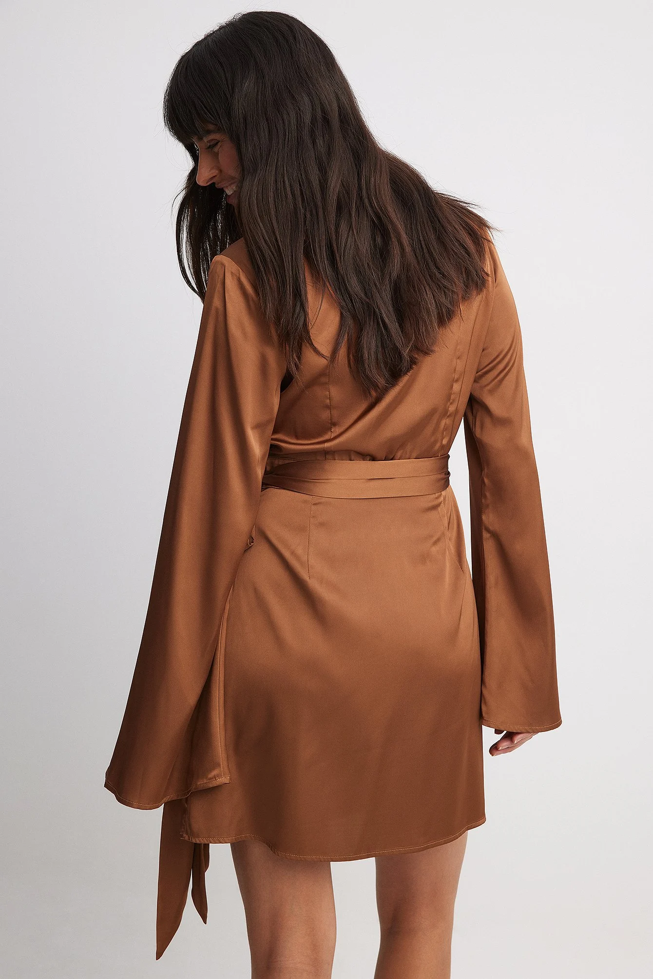 Fließendes Minikleid mit Bindegürtel