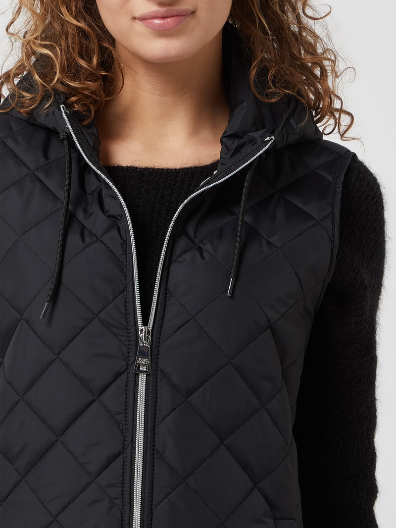 Steppjacke mit Label-Patch in schwarz