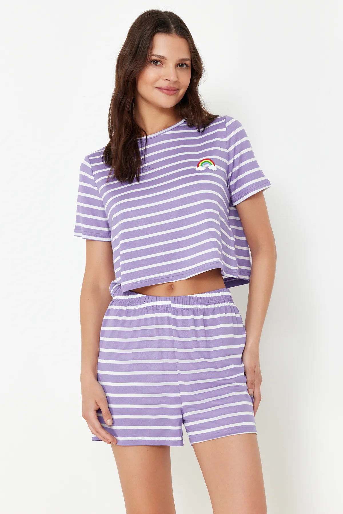 Trendyol Collection  Lilafarbenes Pyjama-Set aus T-Shirt und Shorts mit Regenbogen-Print THMSS20PT0230