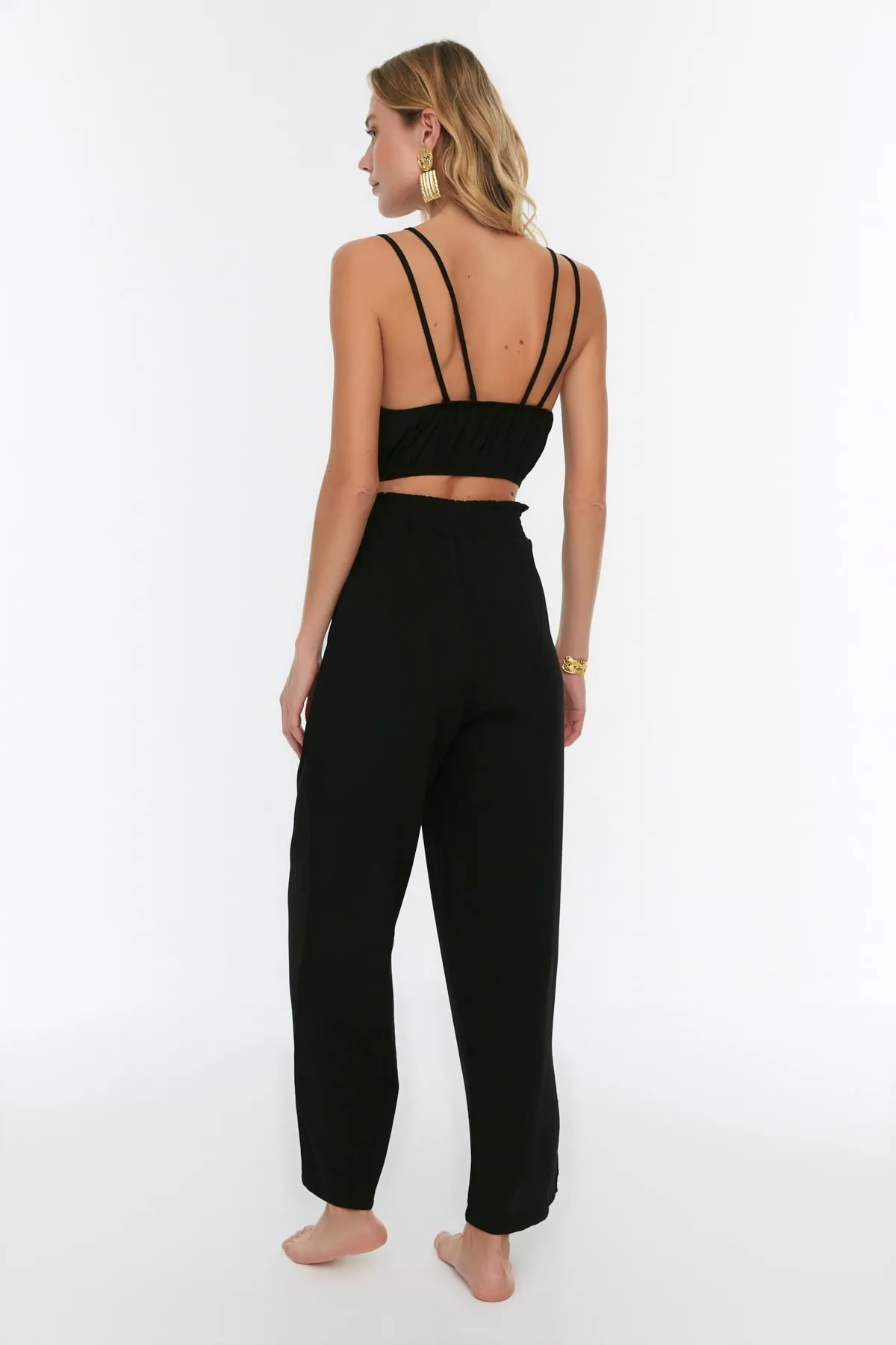 Trendyol Collection  Schwarzes Set aus gewebter Bluse und Hose mit Rüschen TBESS22AU0043