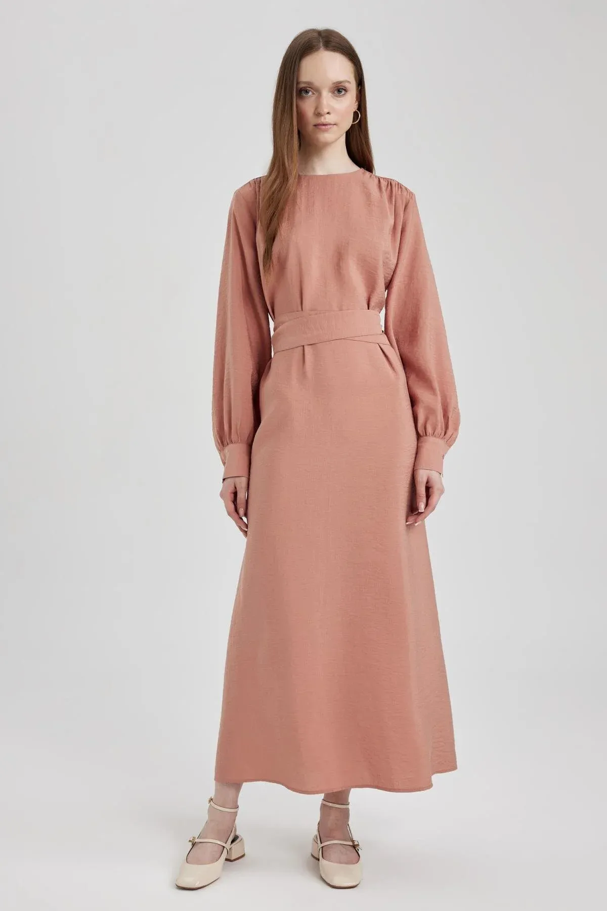 DeFacto  Langärmliges Kleid mit normaler Passform und Rundhalsausschnitt A8904ax23hs