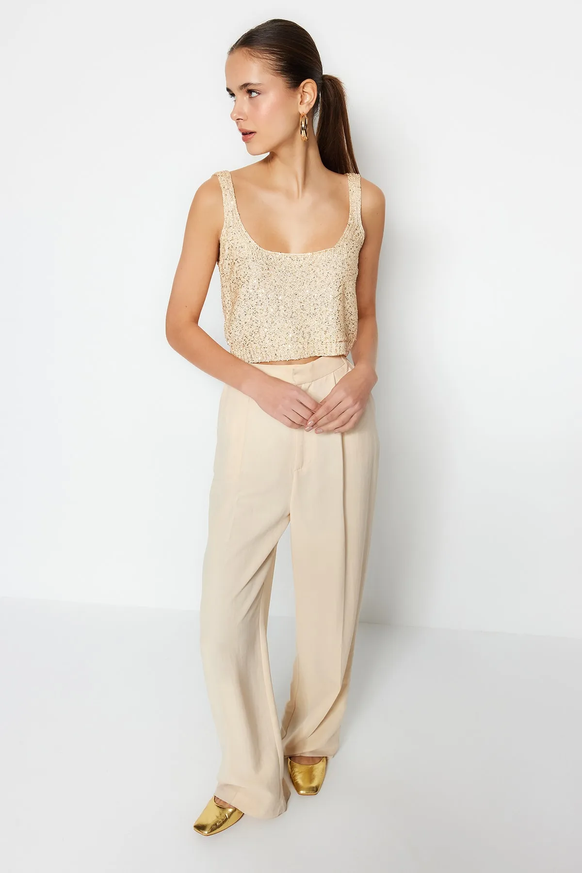 Trendyol Collection  Kamelfarbene, dünne Super-Crop-Strickbluse mit Pailletten TWOSS23BZ00631
