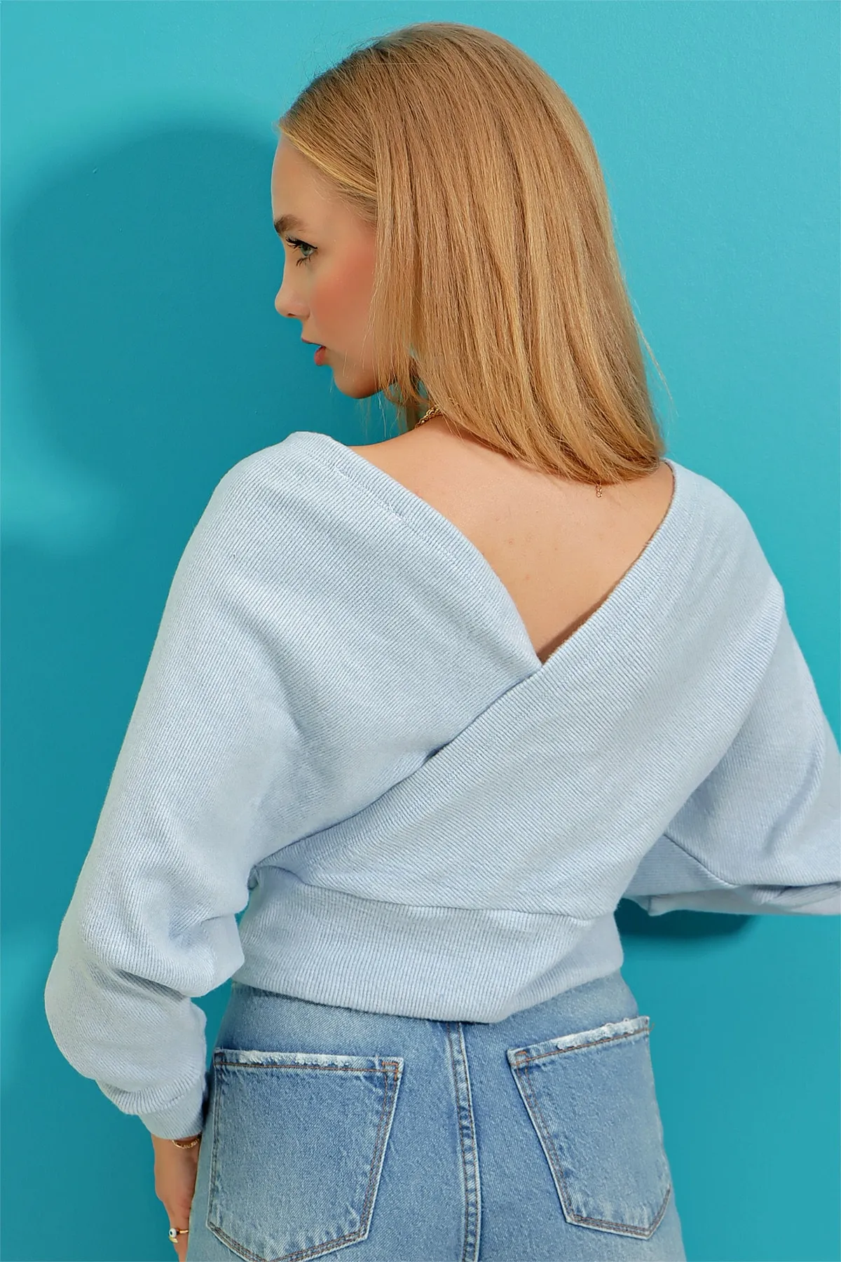 Trend Alaçatı Stili  Blaue zweireihige Damenbluse mit V-Ausschnitt vorne und hinten ALC-019-053-BLZ