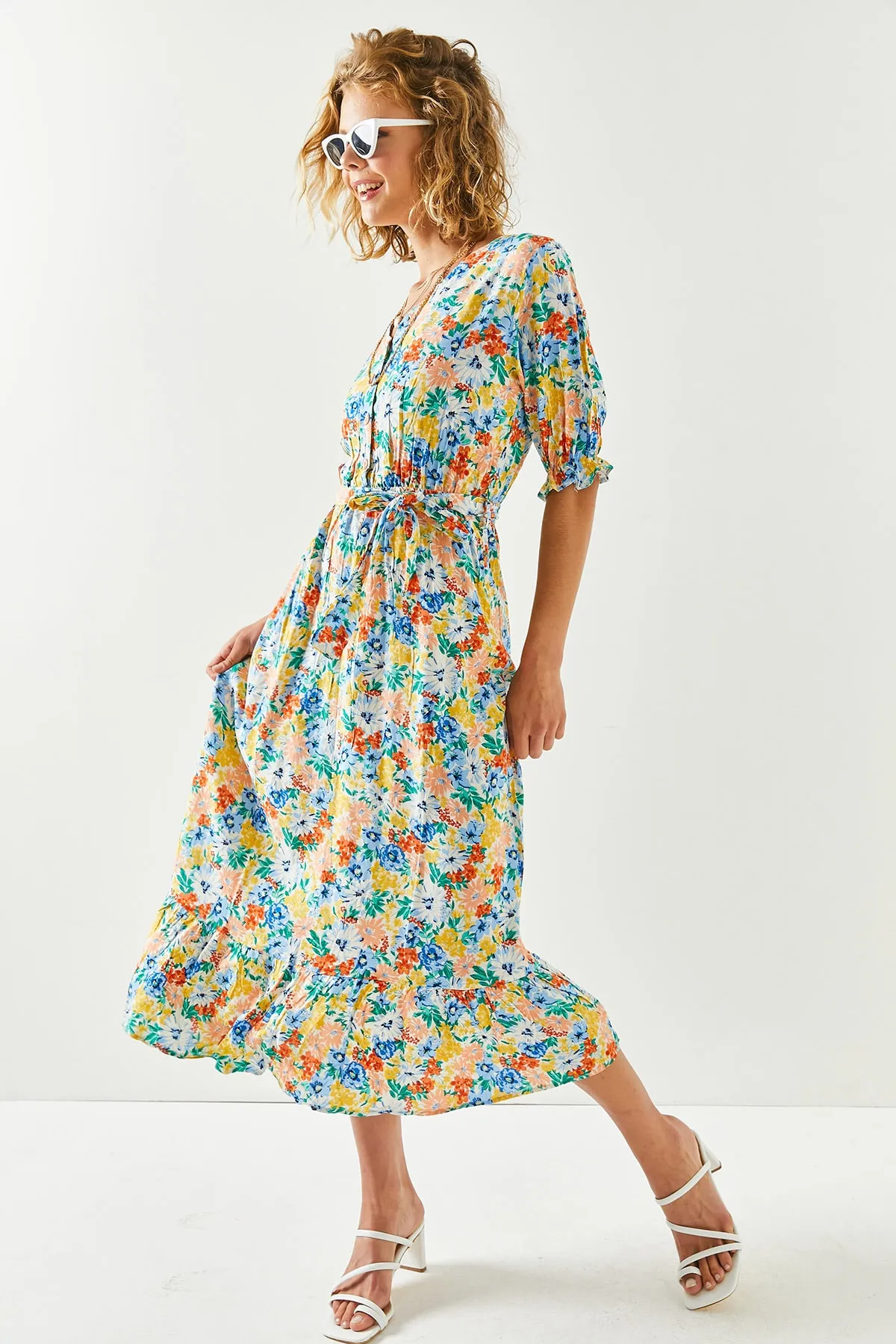 Olalook  Puderblaues Damenkleid aus gewebter Viskose mit Knöpfen und Gürtelärmeln ELB-19001524