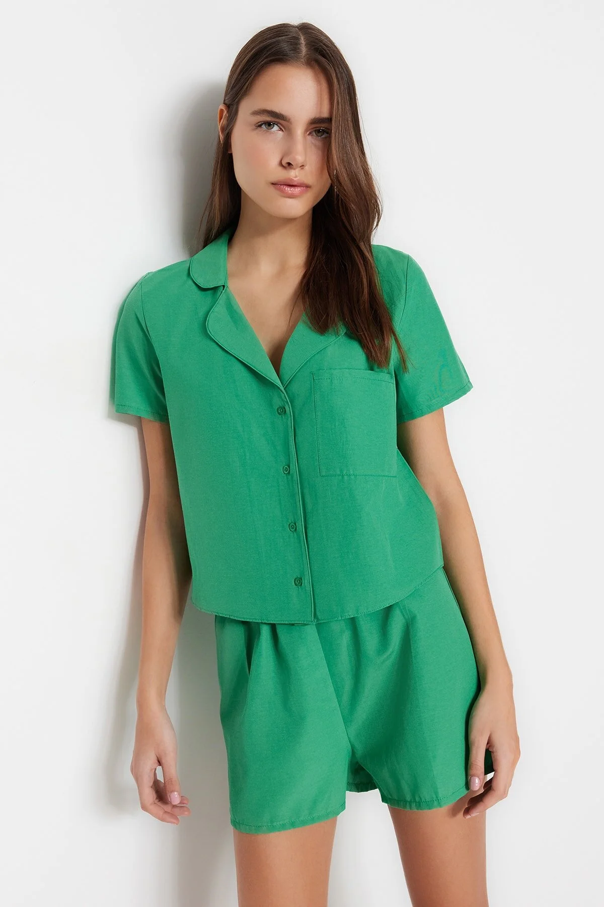 Trendyol Collection  Grünes Frottee-Pyjama-Set mit Hemd und Shorts aus Webstoff THMSS23PT00132
