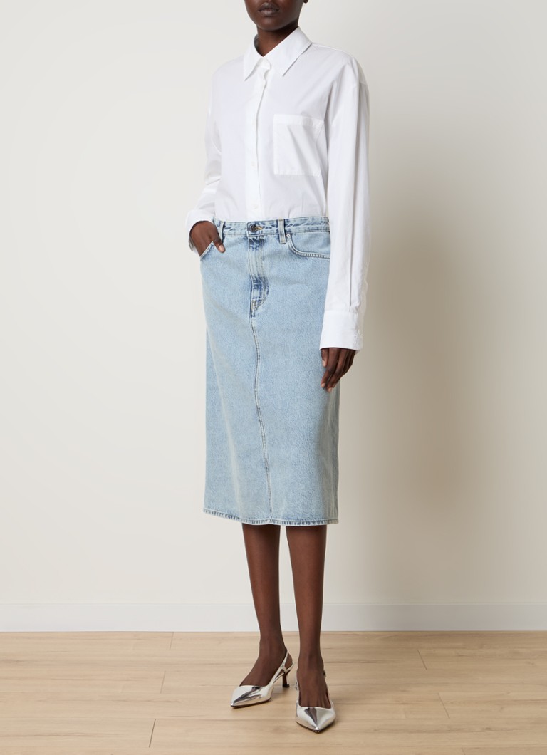 Fustă midi din denim TOTEME, confecționată din bumbac organic și cu buzunare laterale.