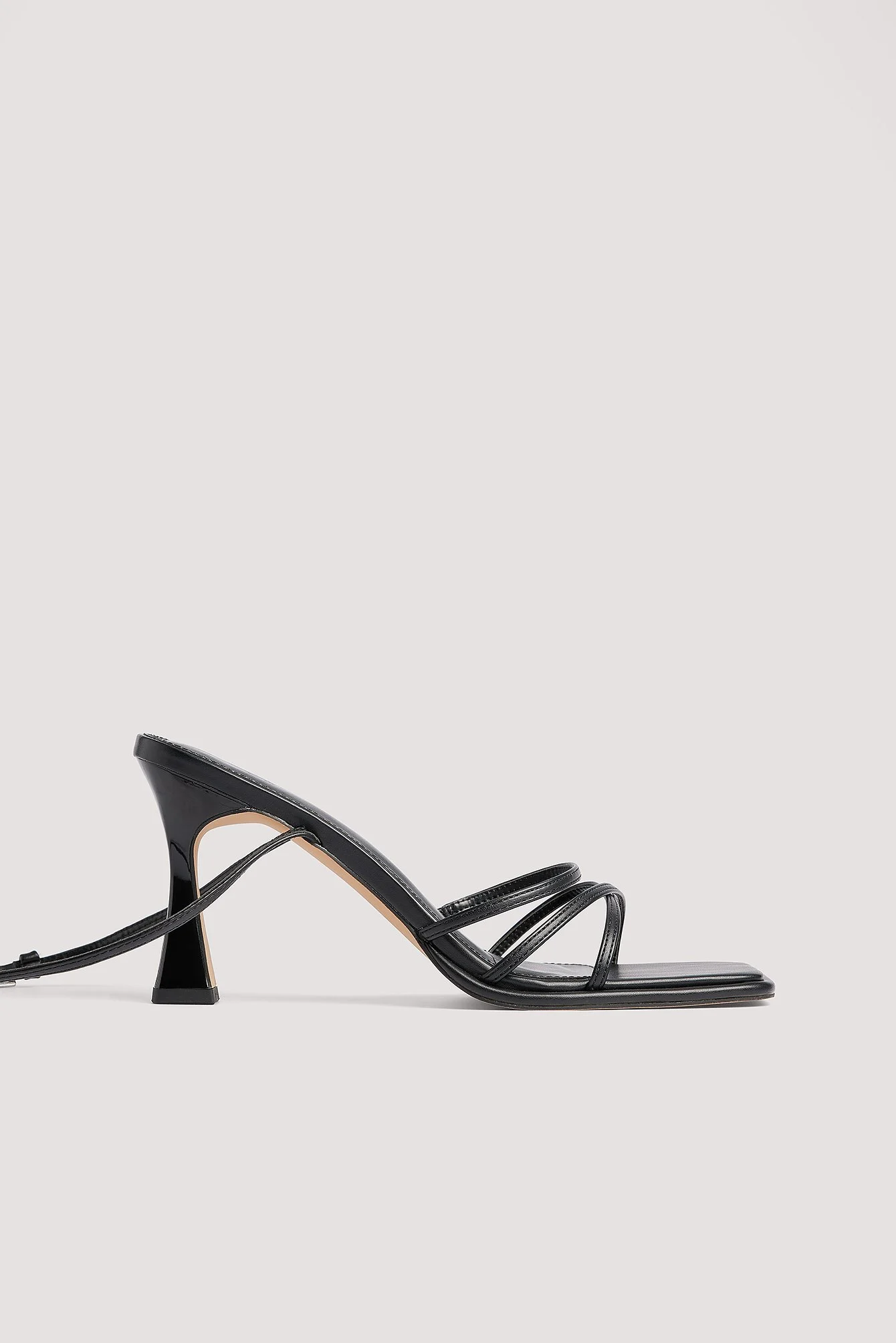 Quadratische Riemchen-High-Heels mit Sanduhrabsatz