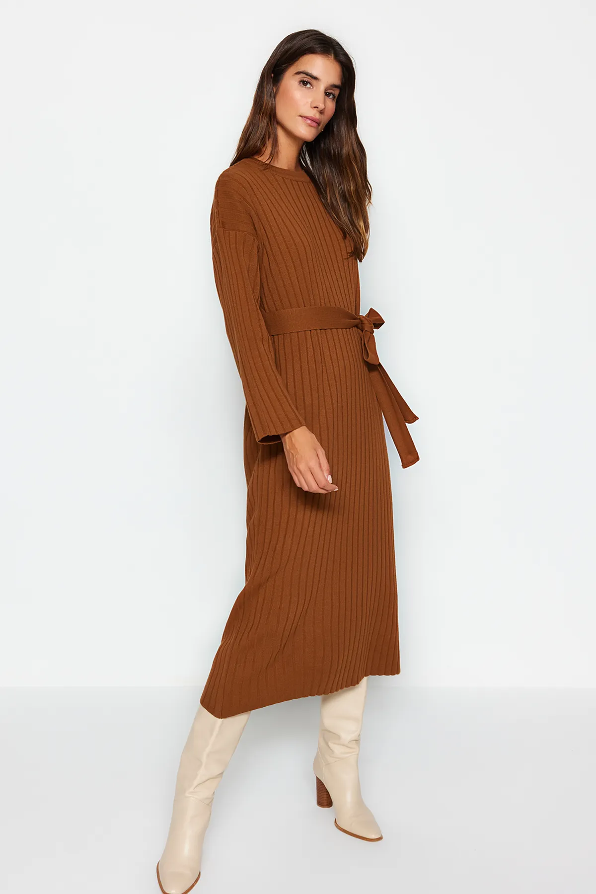 Trendyol Modest  Braunes geripptes Strickkleid mit Gürtel TCTAW24EB00008