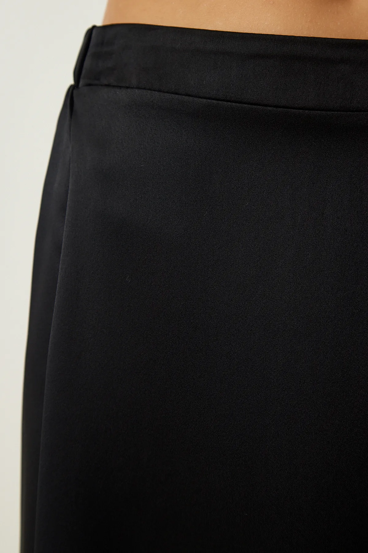 Happiness İstanbul  Schwarzer asymmetrisch geformter Satin-Oberflächenrock für Damen UB00218