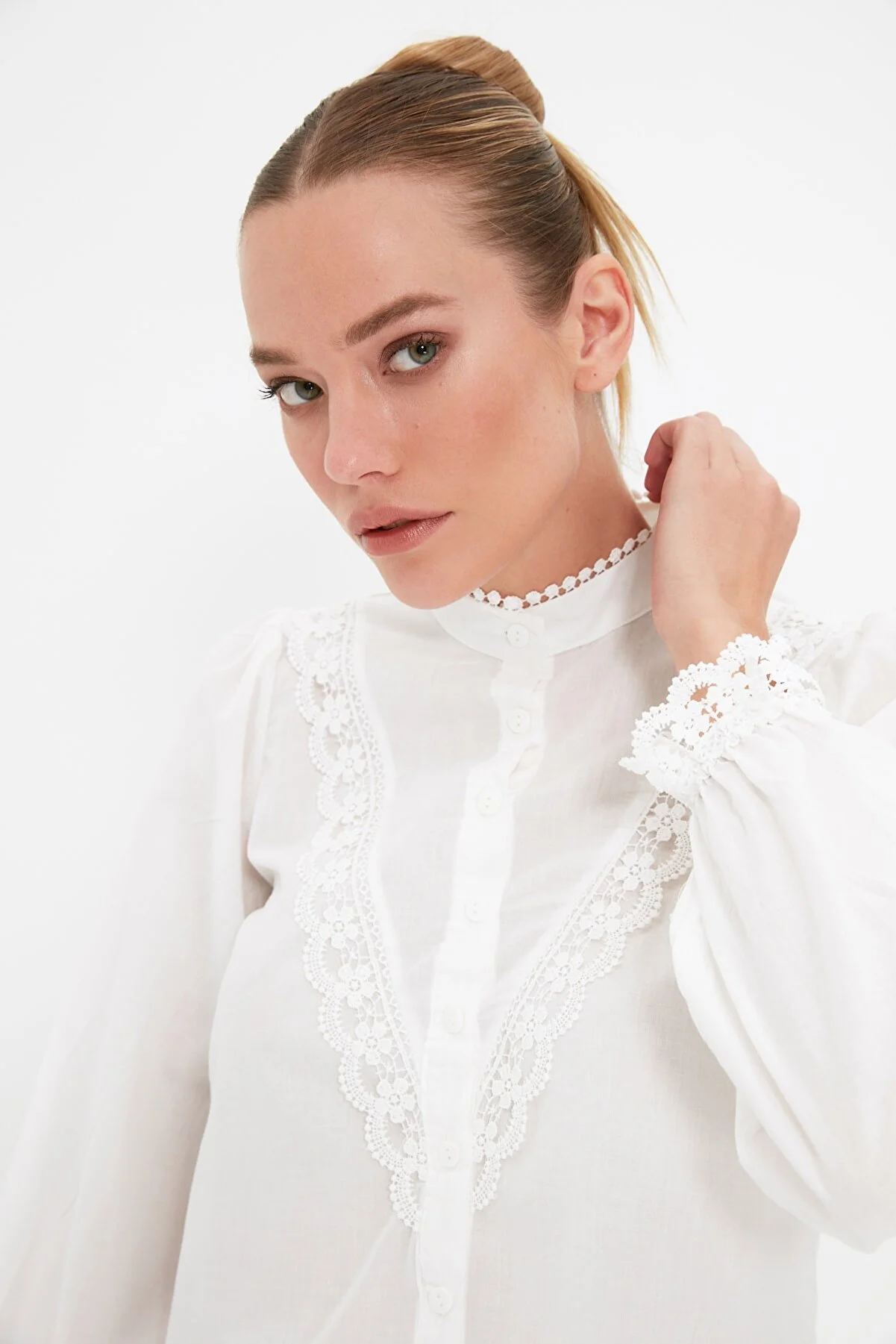 Trendyol Collection  Weißes Spitzenhemd aus Baumwolle - Regular Fit TWOAW21GO0077