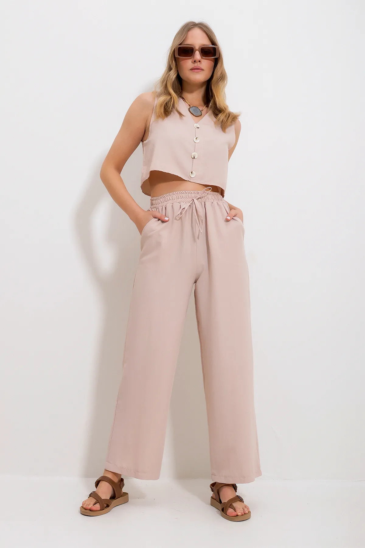 Trend Alaçatı Stili  Beiges Damen-Set mit V-Ausschnitt, Knopfleiste, Bluse und Palazzo-Hosen mit elastischem Bund, Unterteil und Oberteil Alc-X11738