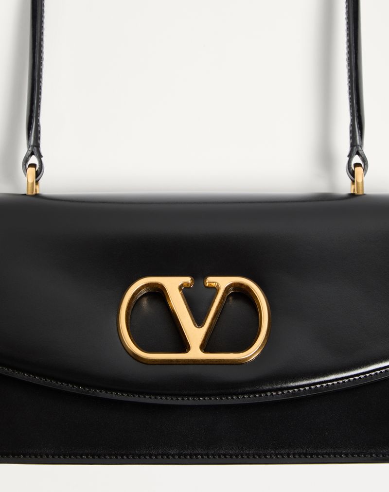 Bolsa Valentino Garavani Vain em couro de bezerro brilhante com alça.