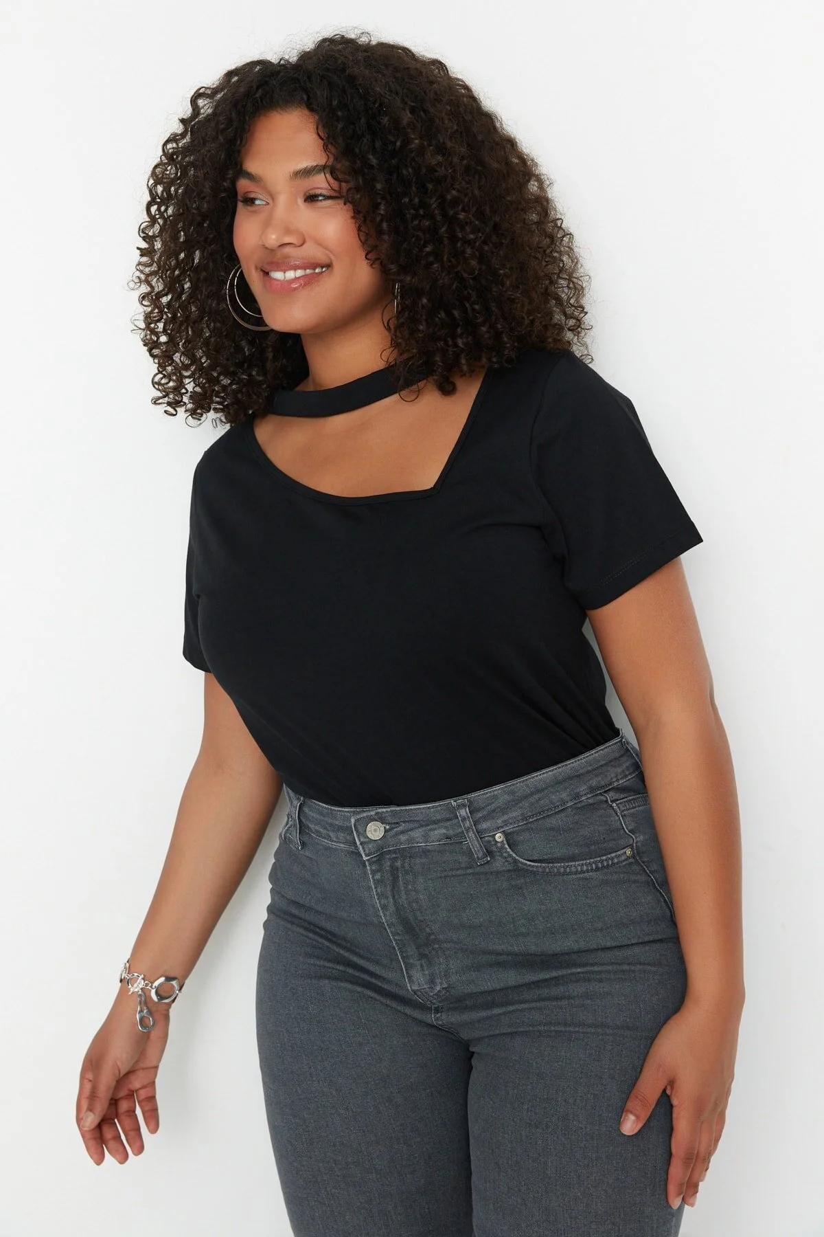 Trendyol Curve  Schwarzes, detailliertes Strick-T-Shirt mit Fenster/Ausschnitt TBBSS22BF00001
