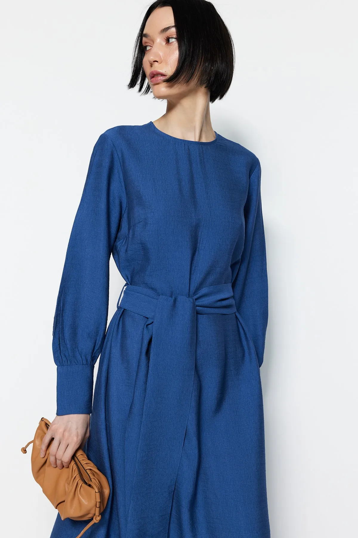 Trendyol Modest  Indigofarbenes, gewebtes Kleid in Leinenoptik mit breitem Gürtel, Reißverschluss und Bündchen TCTSS23EB00219