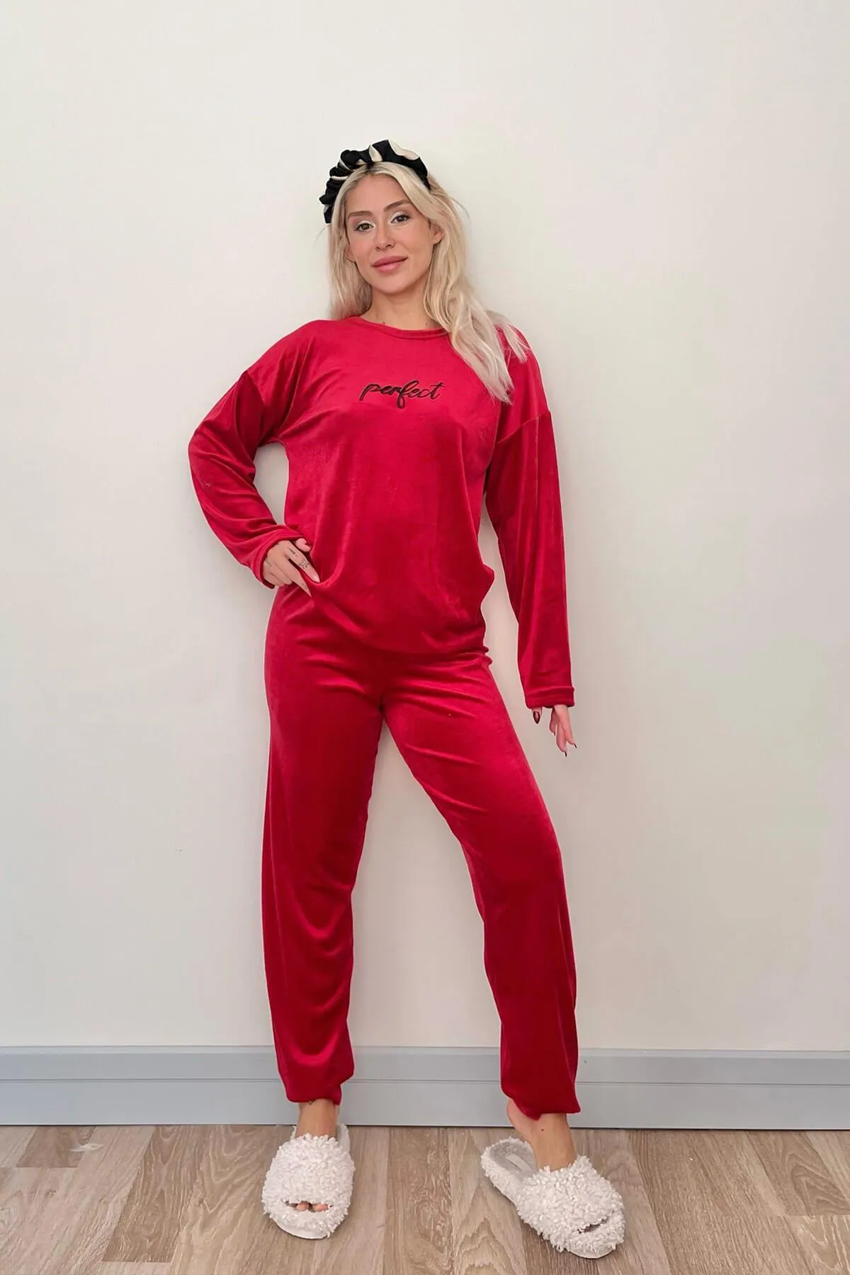 Pijamaevi  Rotes, perfekt gemustertes, exklusives Samt-Pyjama-Set für Damen