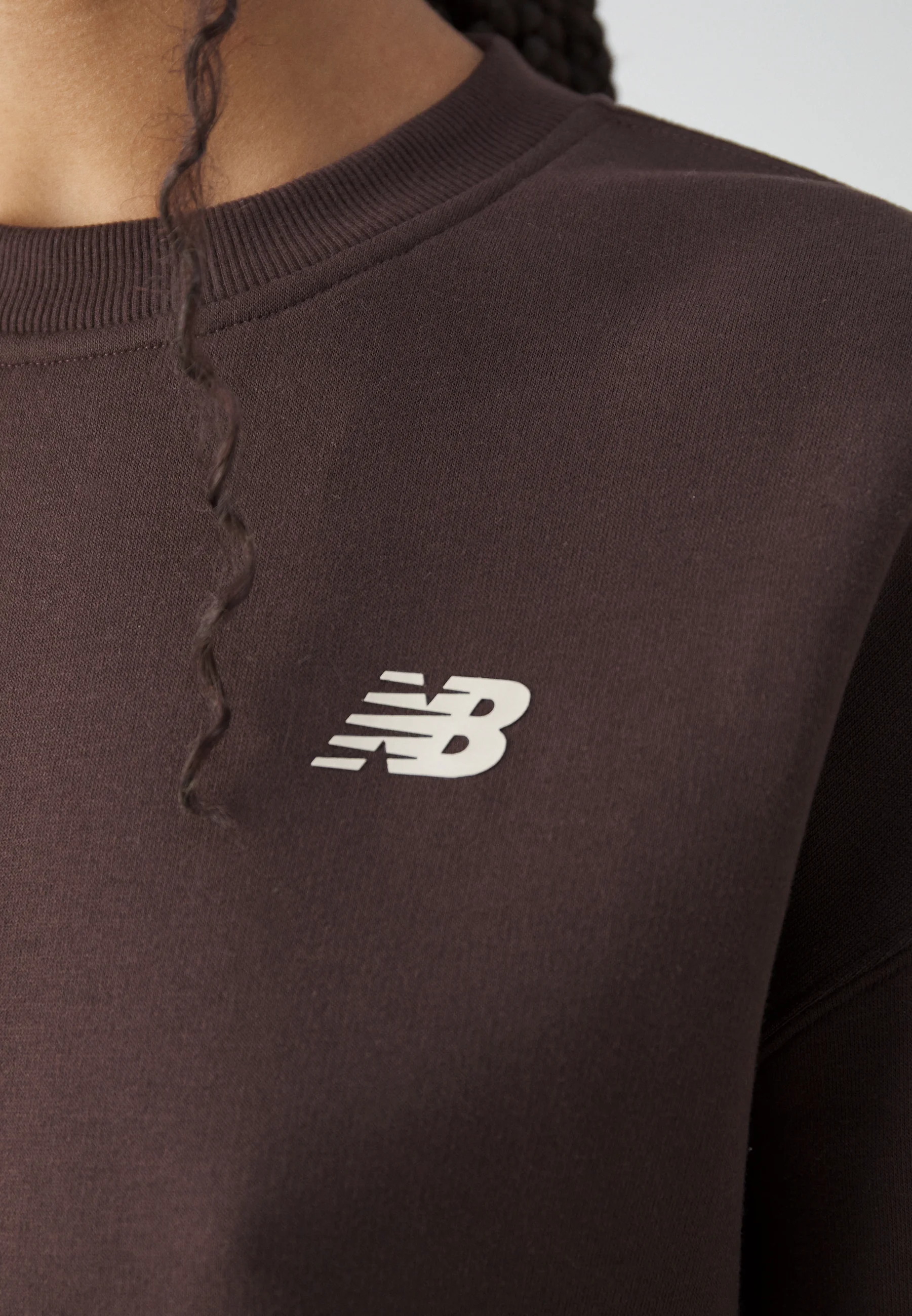 Sudadera New Balance LINEAR HERITAGE con cuello redondo y espalda cepillada