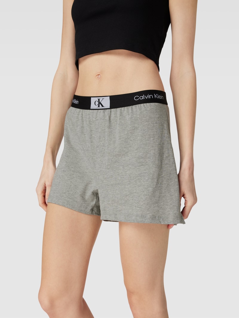 Shorts mit Label-Details in hellgrau meliert