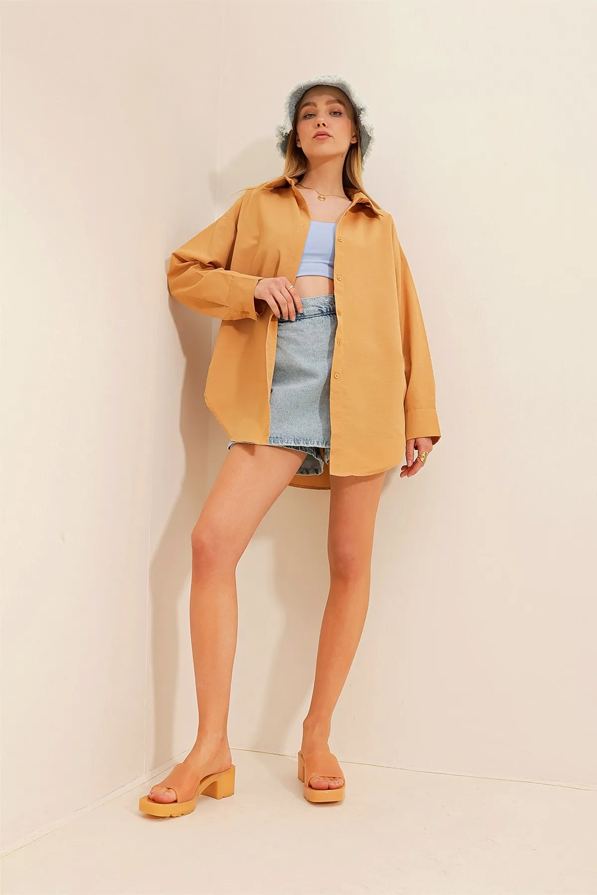 Trend Alaçatı Stili  Kamelfarbenes, übergroßes, langes, gewebtes Hemd für Damen ALC-X6828
