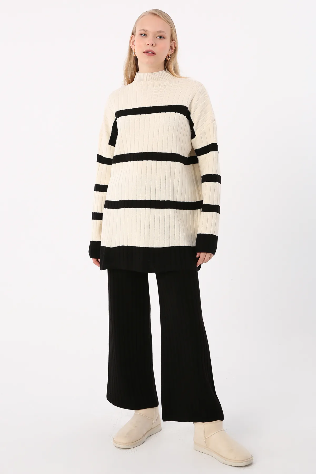 ALLDAY  Strickset aus ecru-schwarz gestreiftem Pullover mit hohem Kragen und Hose mit weitem Bein