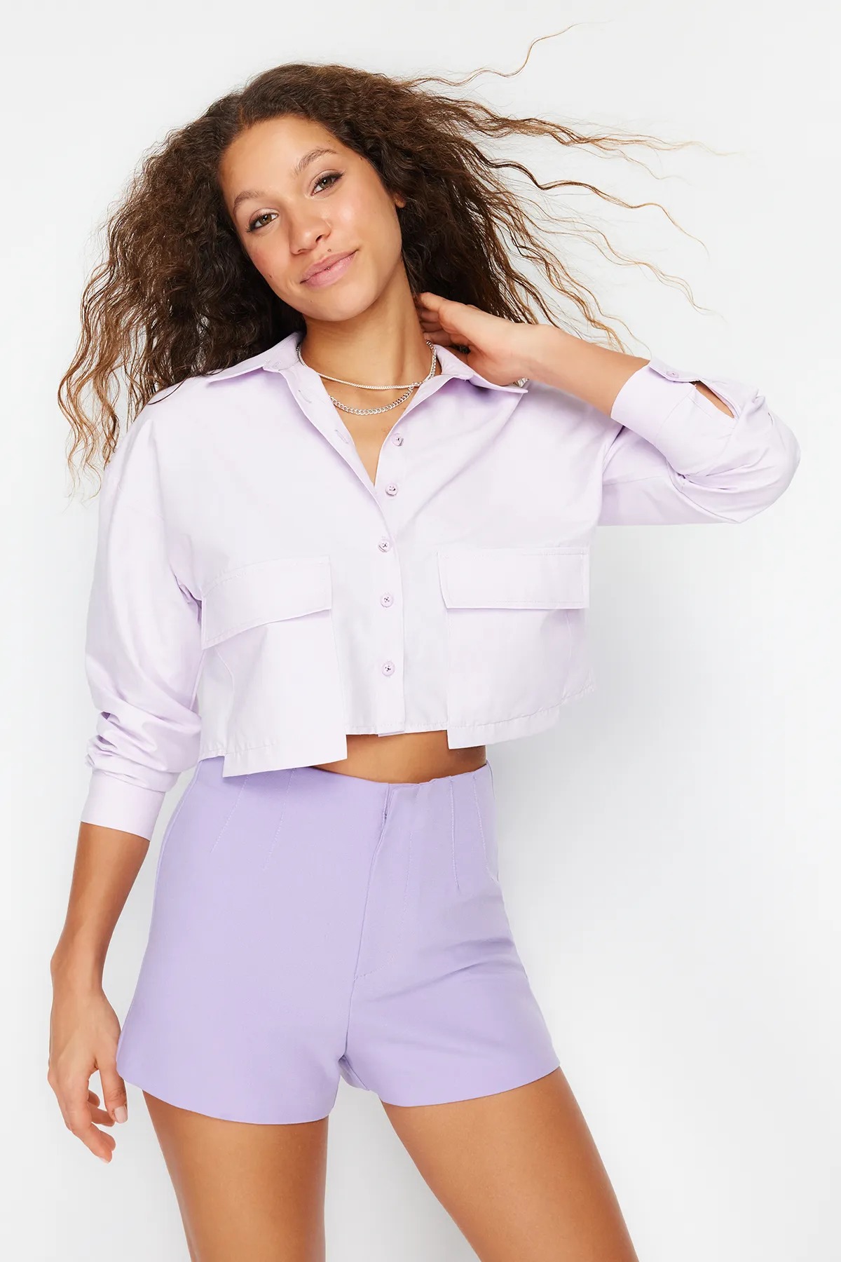 Trendyol Collection  Lila kurzes gewebtes Hemd – Taschendetail, normale Passform TWOSS24GO00098