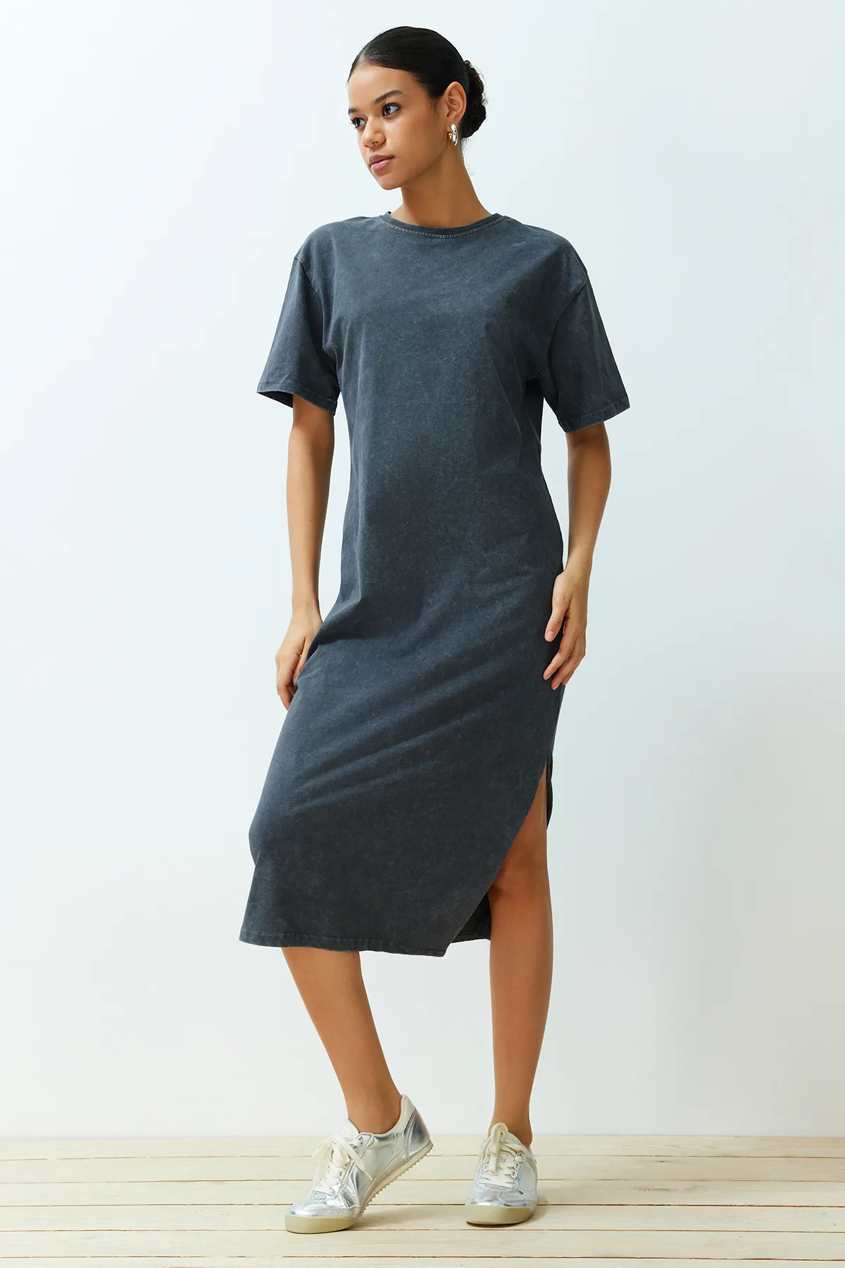 Trendyol Collection  Anthrazitfarbenes, 100 % Baumwolle, geschlitztes T-Shirt-Kleid mit Used-Look und bequemer Passform TWOSS24EL00140