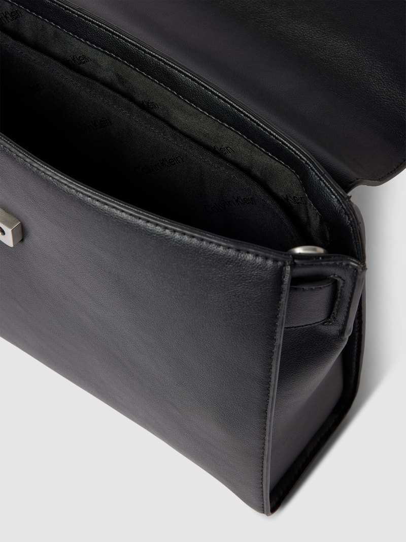Crossbody Bag mit Label-Applikation in schwarz