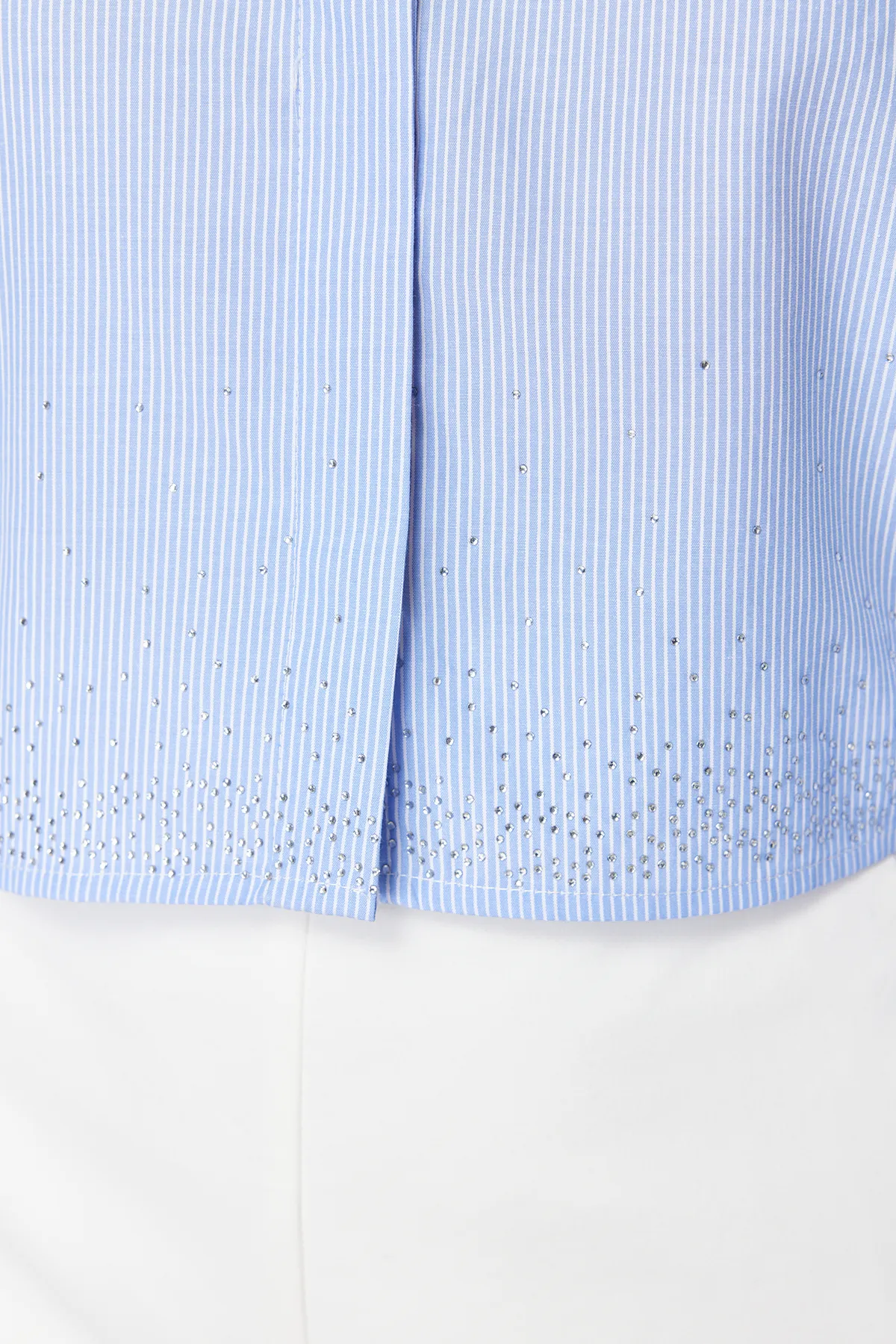 Trendyol Collection  Blaues Stoned Crop Woven-Hemd mit gepolsterten Ärmeln TWOSS24GO00041