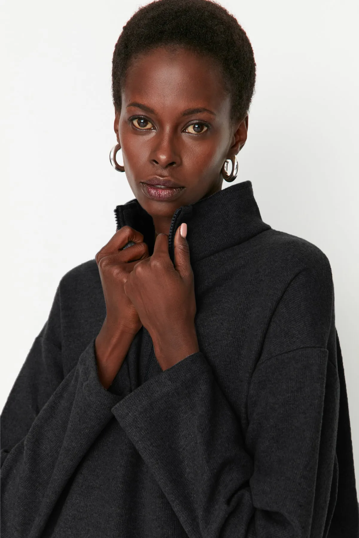 Trendyol Collection  Anthrazitfarbenes Thessaloniki/Strickoptik-Sweatshirt mit Reißverschlusskragen und normaler Passform, TWOAW22SW0732