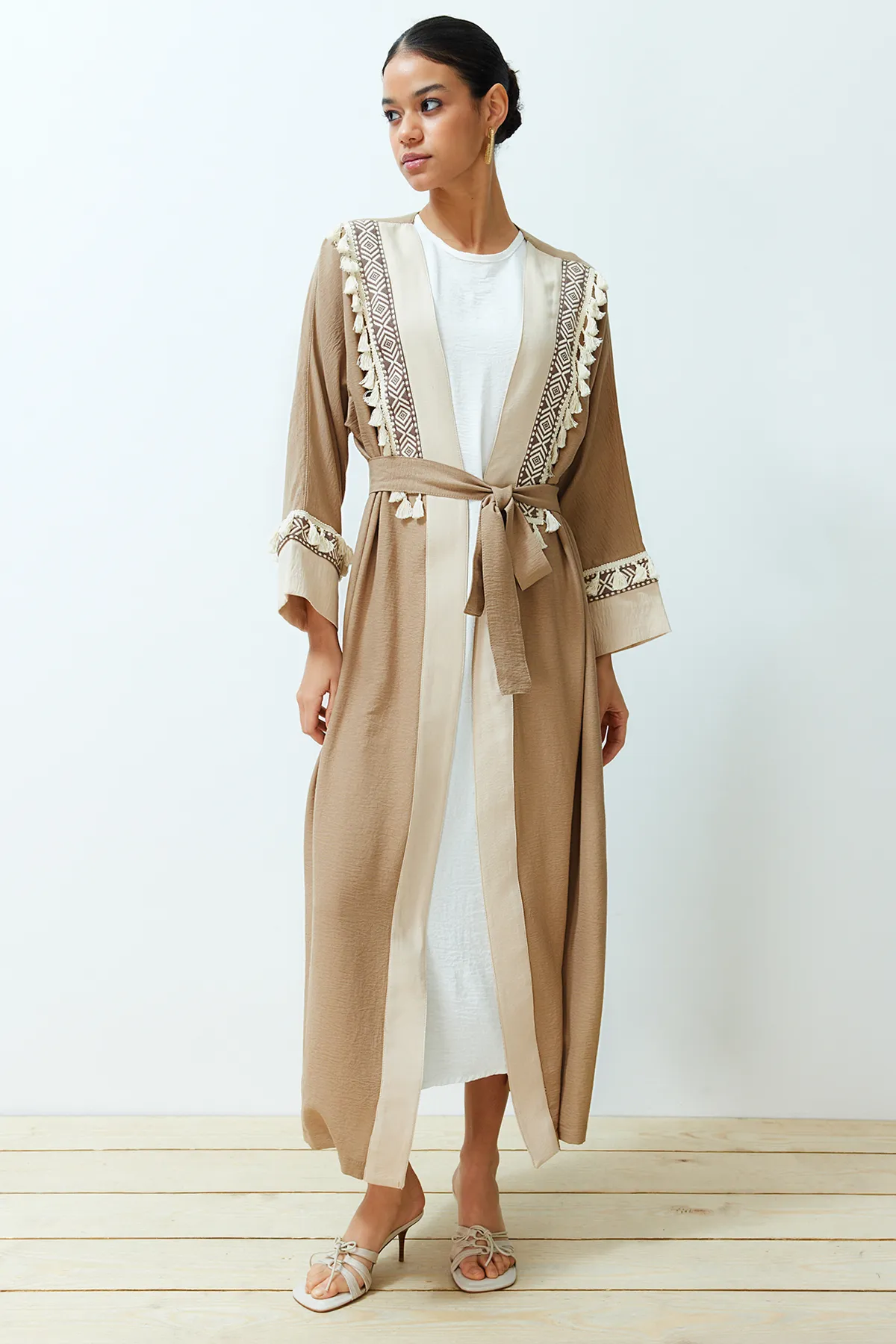 Trendyol Modest  Brauner Brode-Kimono mit Gürtel und detailliertem Crinkle-Gewebe, Kaftan und Abaya TCTSS24KF00007