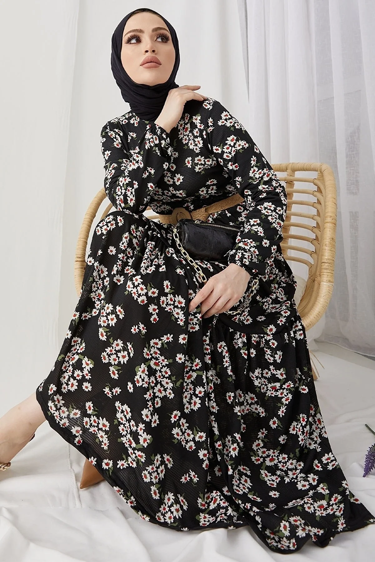 InStyle  Lesa Hijab-Kleid mit Blumenstrohgürtel – Schwarz