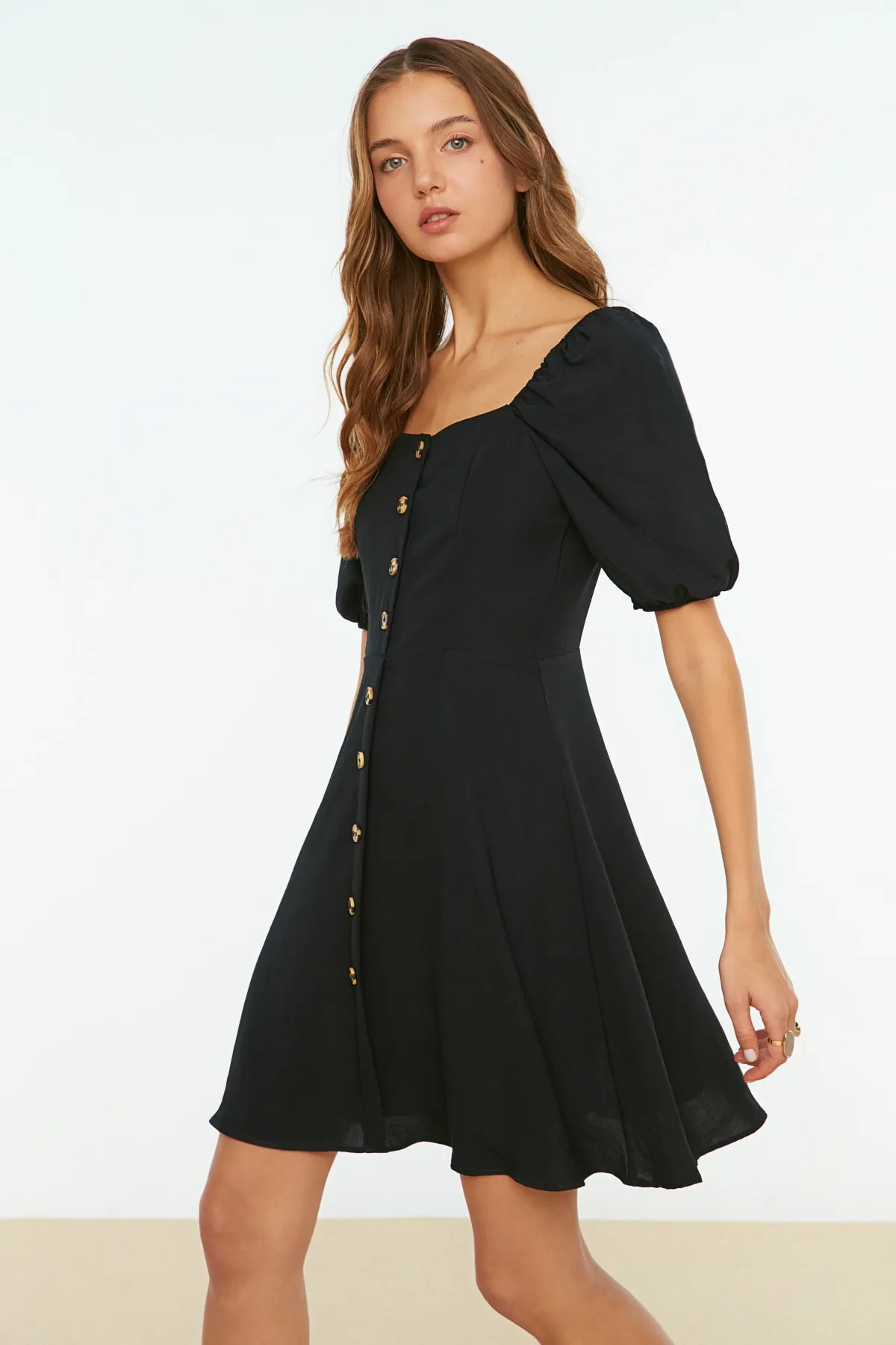 Trendyol Collection  Schwarzes A-Linien-Minikleid aus Webstoff mit Ballonärmeln TWOSS20EL2314