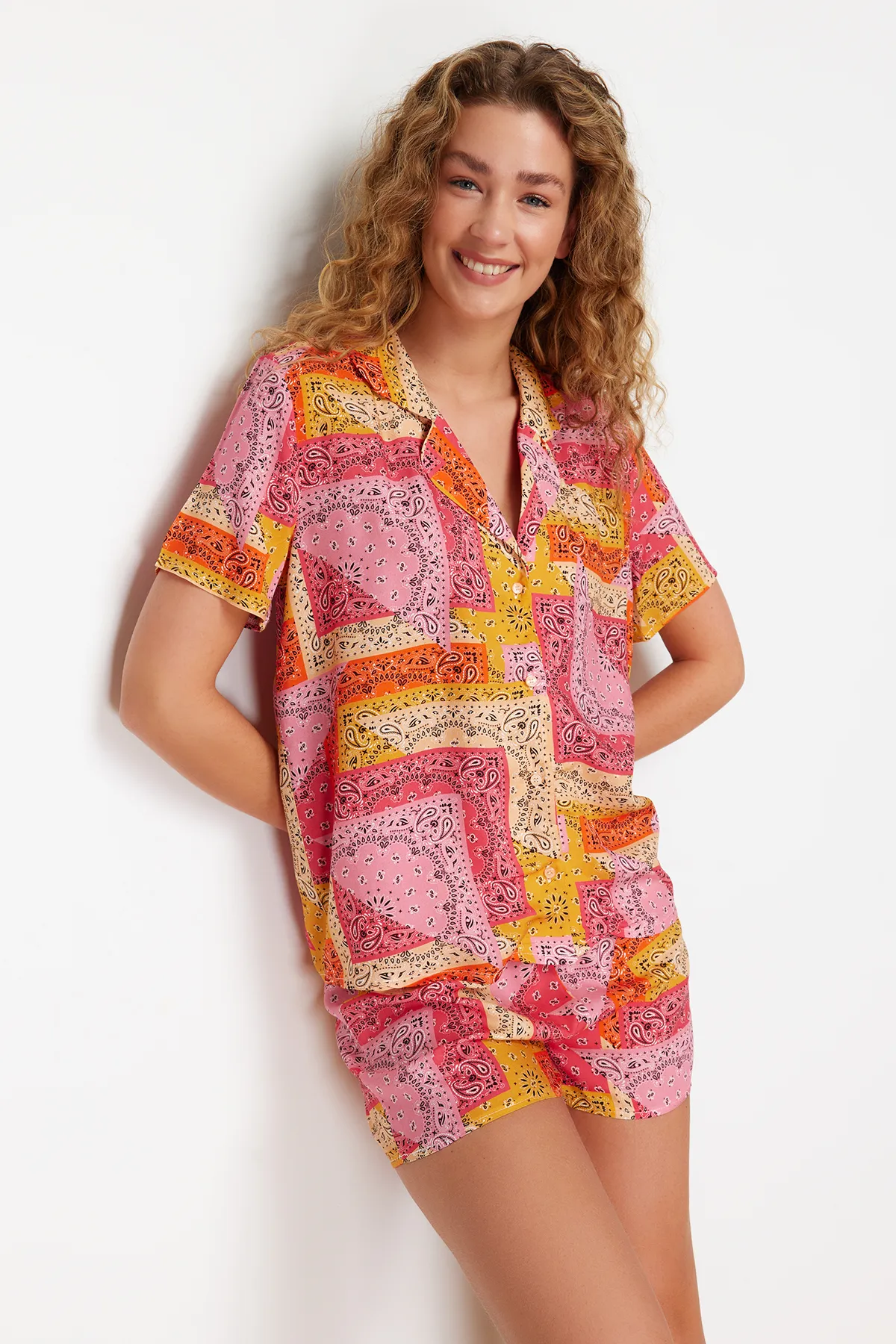 Trendyol Collection  Mehrfarbiges Pyjama-Set aus gewebter Viskose mit ethnischem Muster THMSS24PT00180
