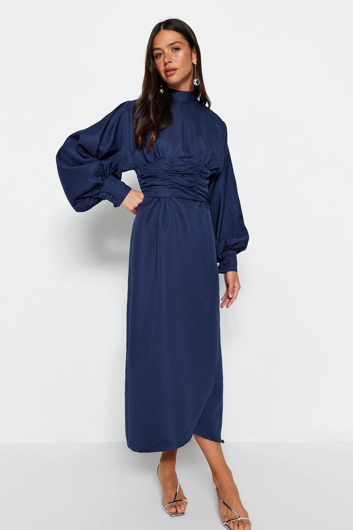 Trendyol Modest  Marineblaues Abendkleid mit drapierter Taille und Ballonärmeln, selbst gemustert TCTSS23DB00017