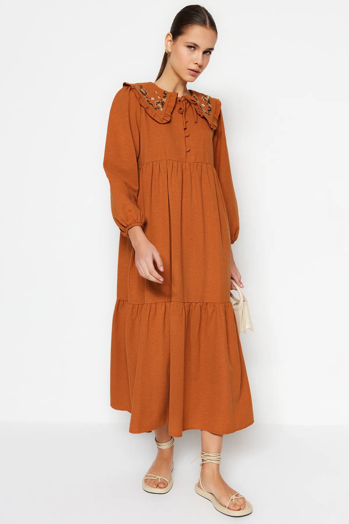 Trendyol Modest  Gewebtes Kleid in Leinenoptik mit besticktem Zimtkragen und halber Knopfleiste TCTSS23EB00257