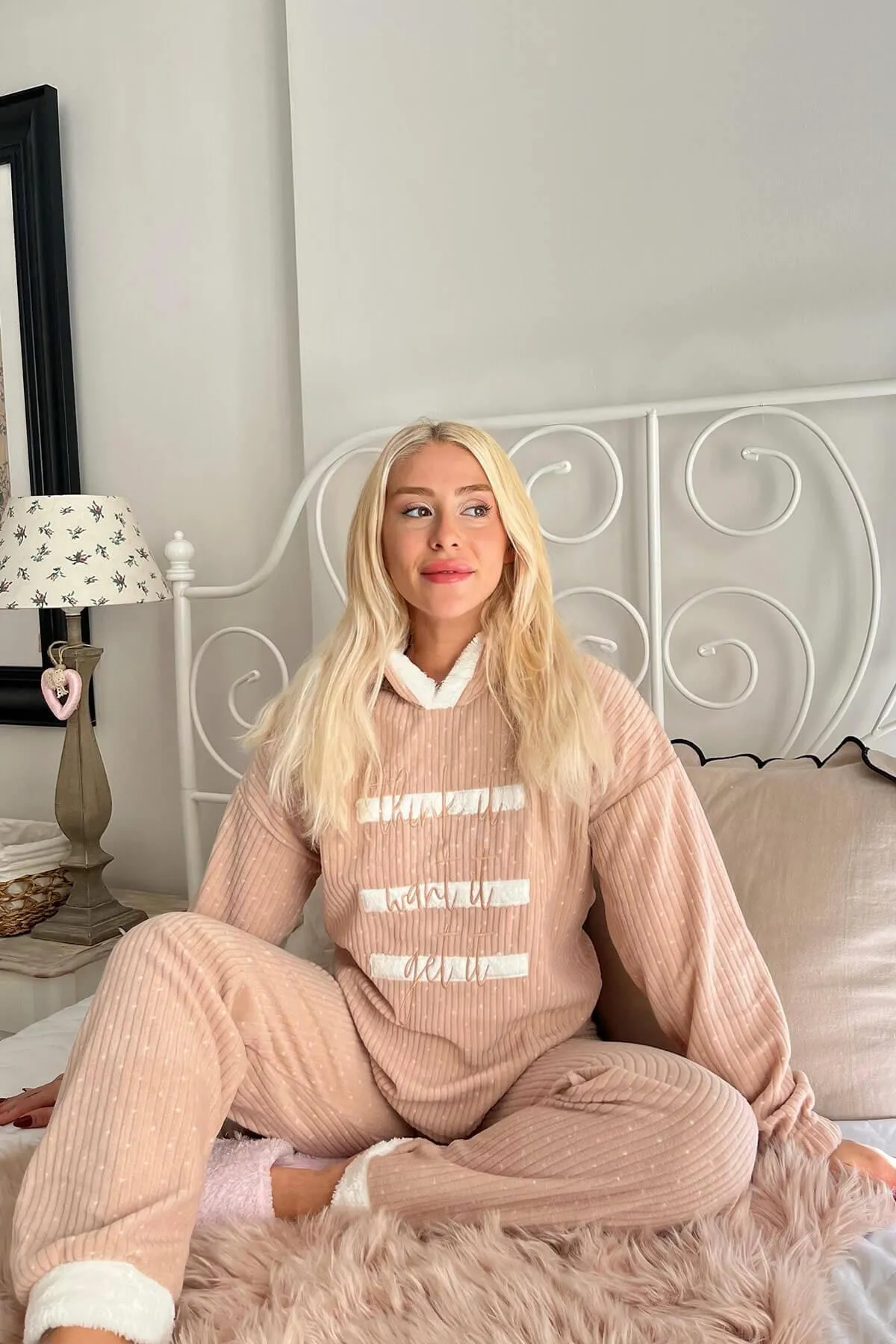 Pijamaevi  Braunes, mit drei Linien gemustertes Pyjama-Set aus Plüsch-Fleece mit Kapuze