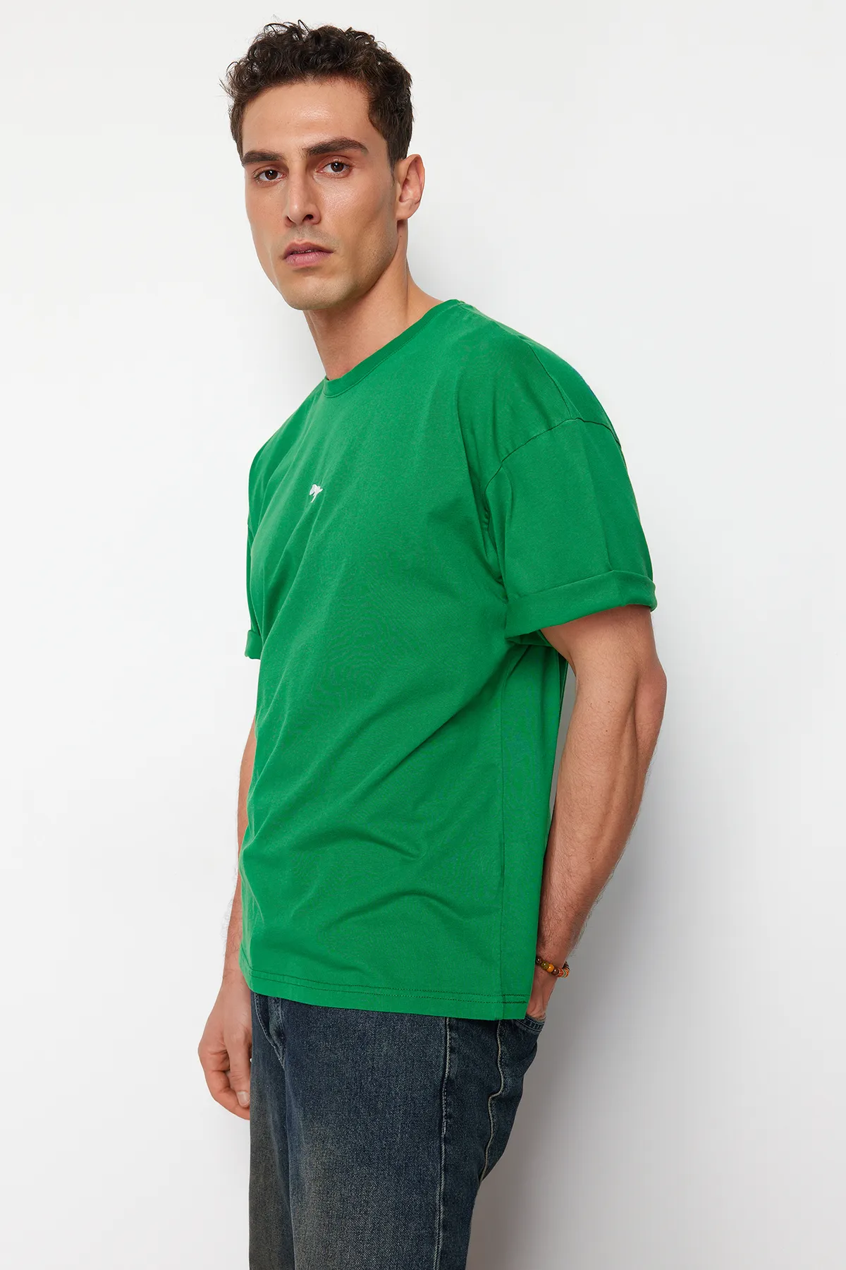 Trendyol Collection  Grünes, übergroßes/weit geschnittenes, mit Dinosauriern besticktes T-Shirt aus 100 % Baumwolle TMNSS23TS00243 TMNSS23TS00243