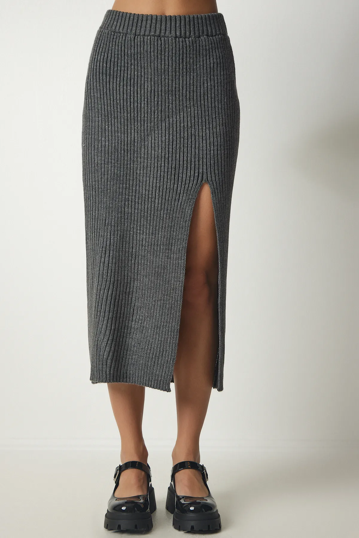 Happiness İstanbul  Damen Strickwaren-Set mit geripptem Kurzrock in Dunkelgrau PF00020