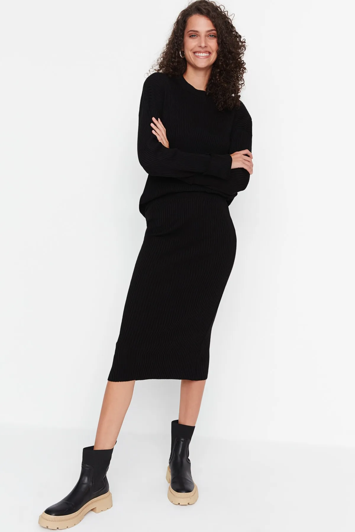 Trendyol Collection  Schwarzes Strickoberteil und -unterteil mit tief ausgeschnittenen Ärmeln TWOAW23AU00086