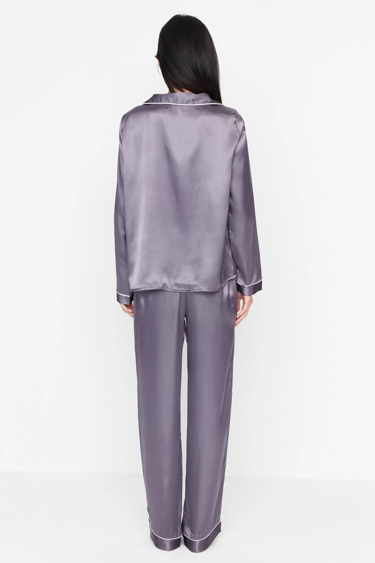 Trendyol Collection  Pyjama-Set aus gewebtem Satin mit Hemdkragen und geräucherter Paspelierung THMAW23PT00333