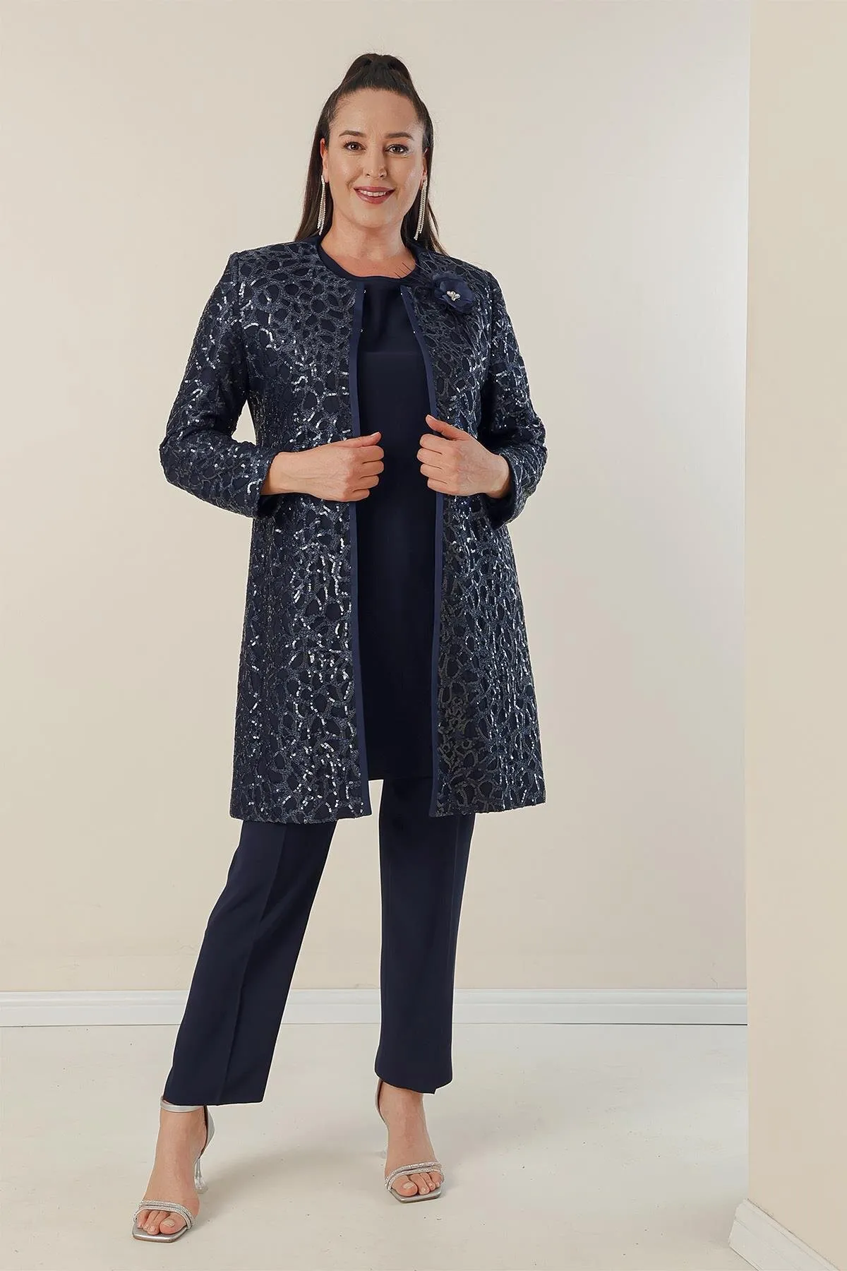By Saygı  Kreppbluse mit Seitenschlitzen, Ärmeln und paillettengefütterter Jacke und Hose, 3-teiliges Set in Übergröße