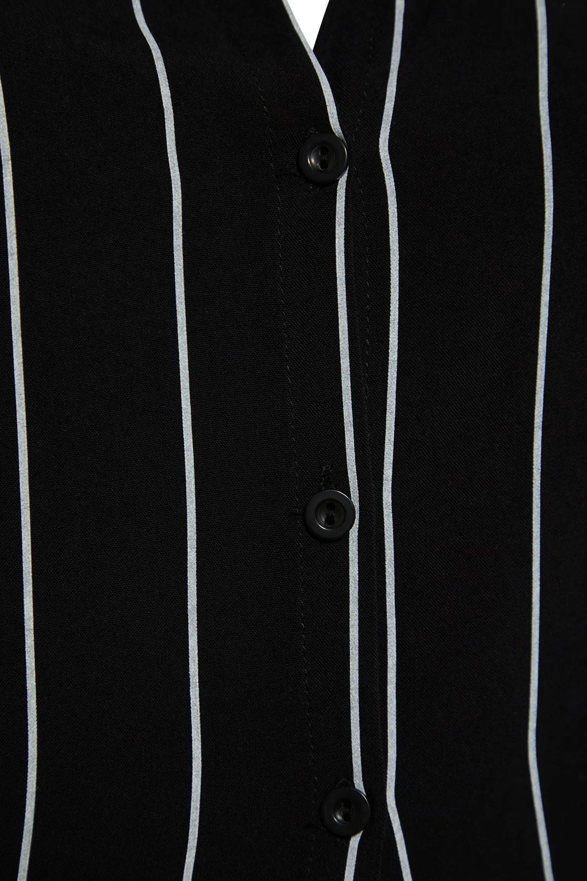 Trendyol Collection  Schwarzes Pyjama-Set aus gewebtem Viskose-Hemd und -Hose mit Streifen und Schlitzdetail THMAW23PT00158