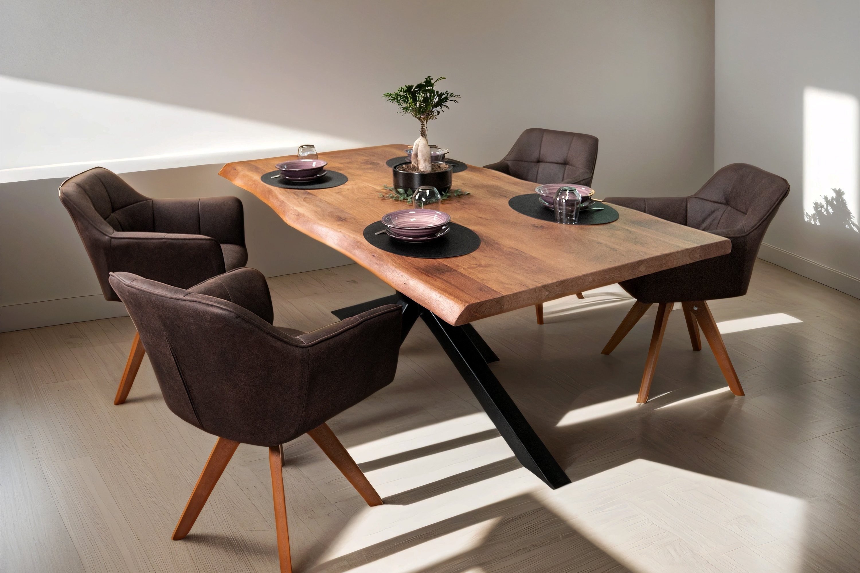 SAM® Essgruppe Leonie, Akazienholz, nussbaumfarben, Baumkante, Metallgestell und 4 Stühle