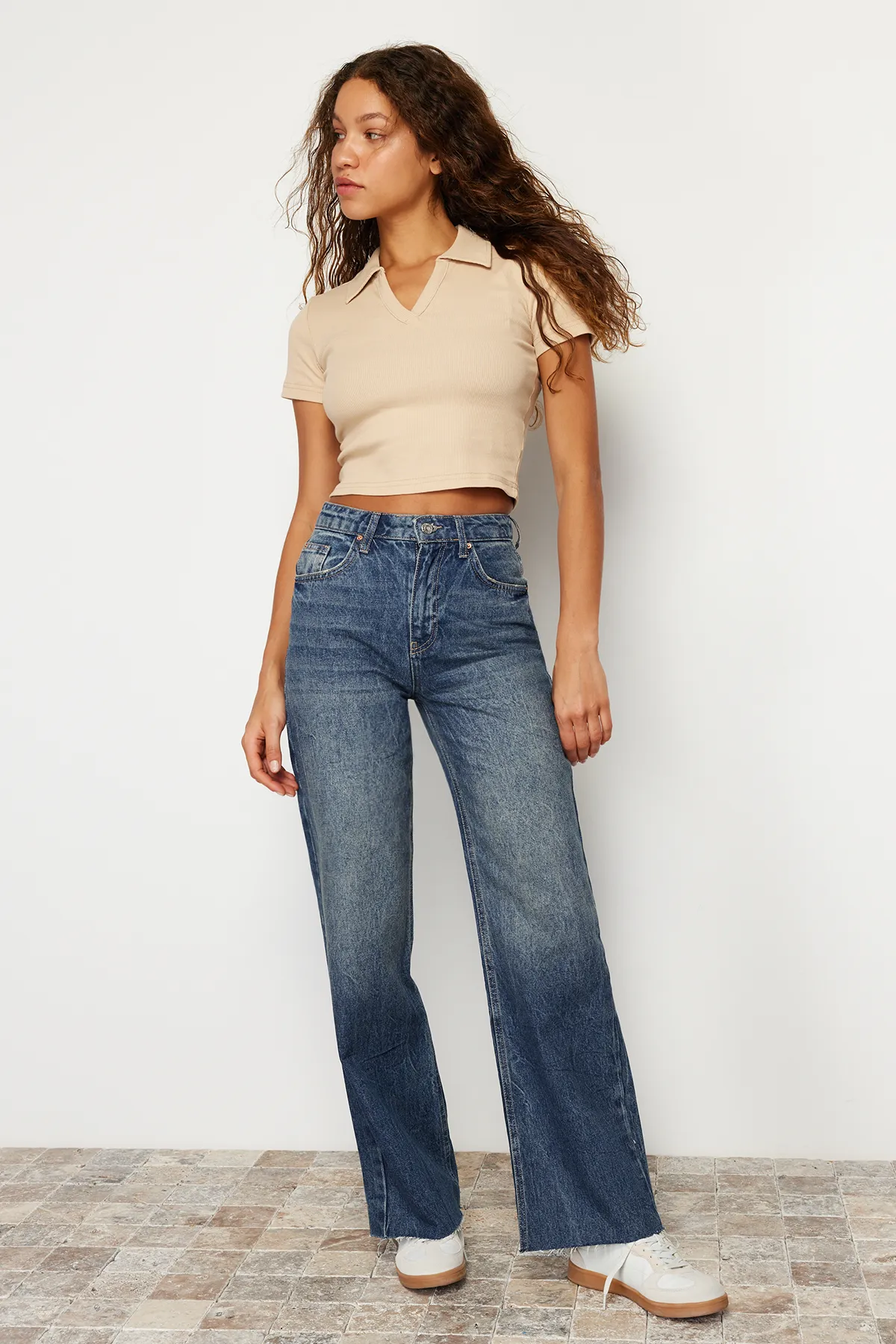 Trendyol Collection  Dunkelblaue, nachhaltigere, detaillierte High-Waist-Jeans mit weitem Bein TWOSS24JE00149