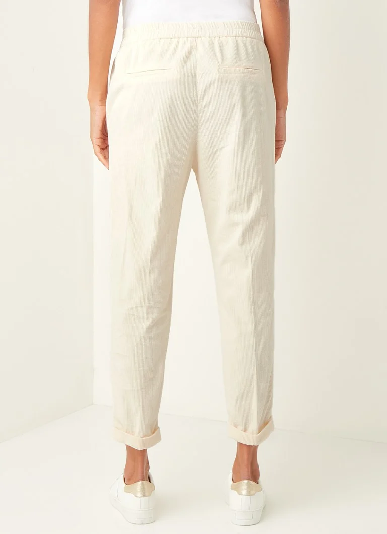 Pantaloni mulați din catifea reiată, cu talie înaltă și croială scurtă pe picior, de la Benetton.