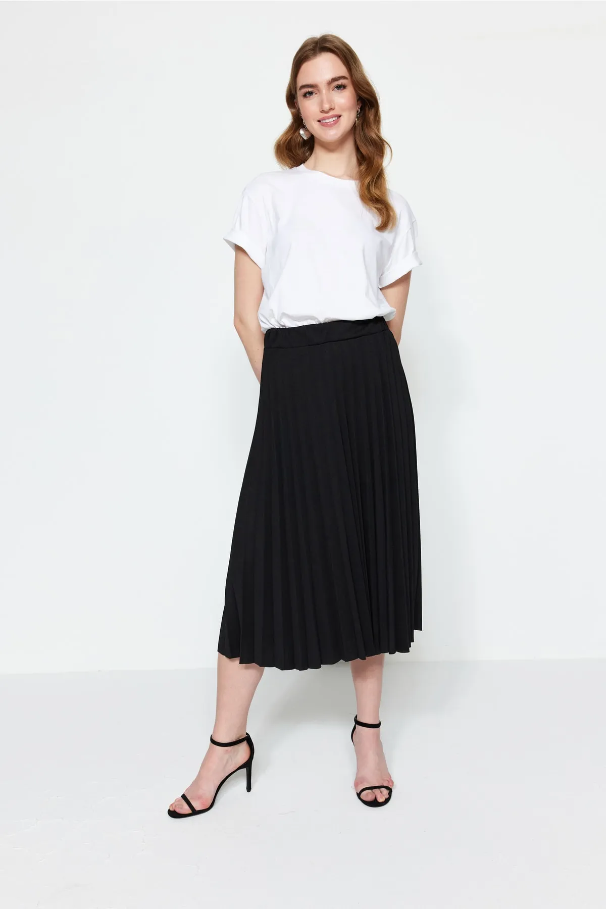Trendyol Collection  Schwarzer ausgestellter Midi-Plissee-Rock aus Crêpe-Strick mit hoher Taille TWOSS23ET00048