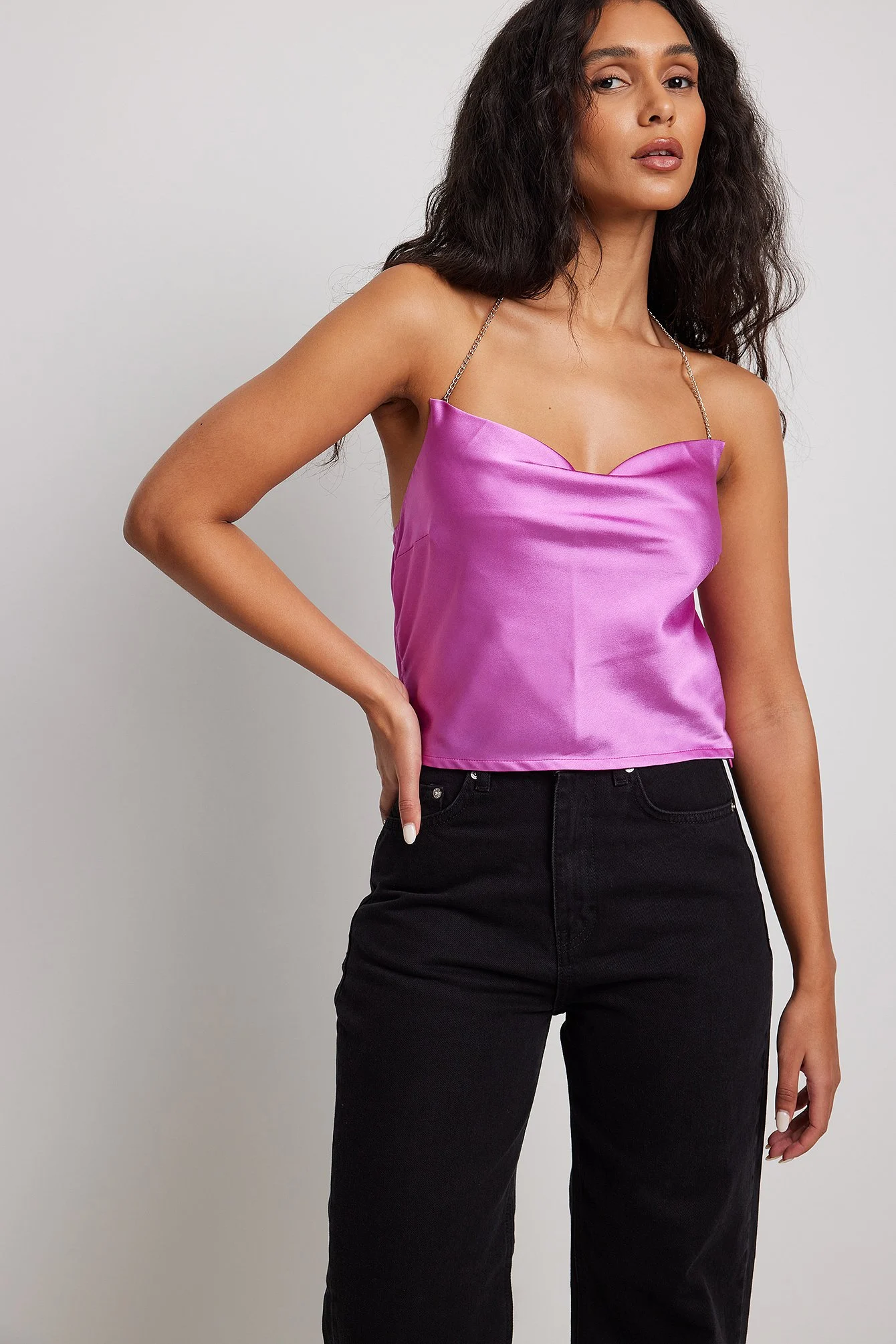 Top mit Wasserfallfront und Kettendetail